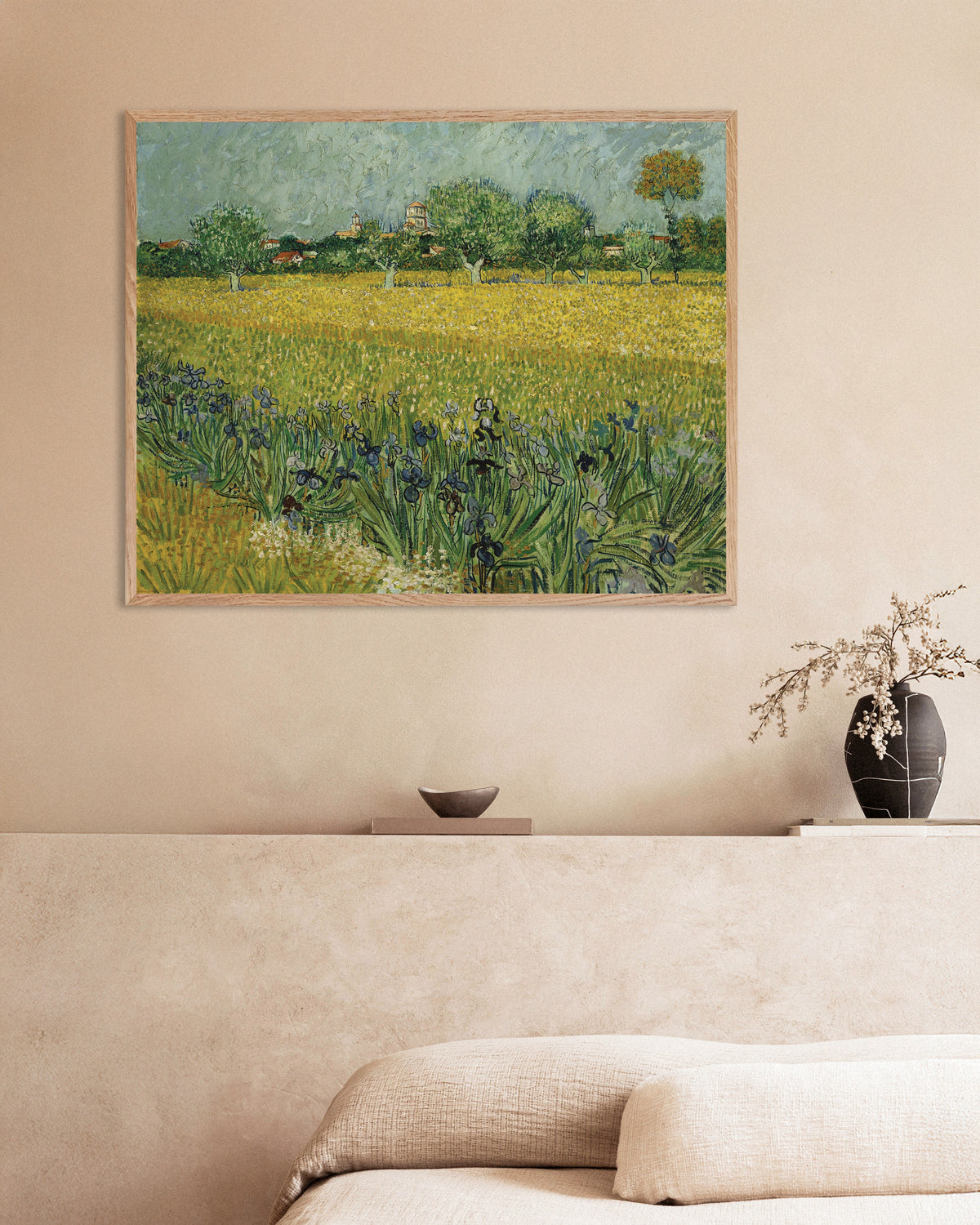 Poster von Feld mit Schwertlilien bei Arles (1888) von Vincent van Gogh, mit naturfarbenem Holzrahmen
