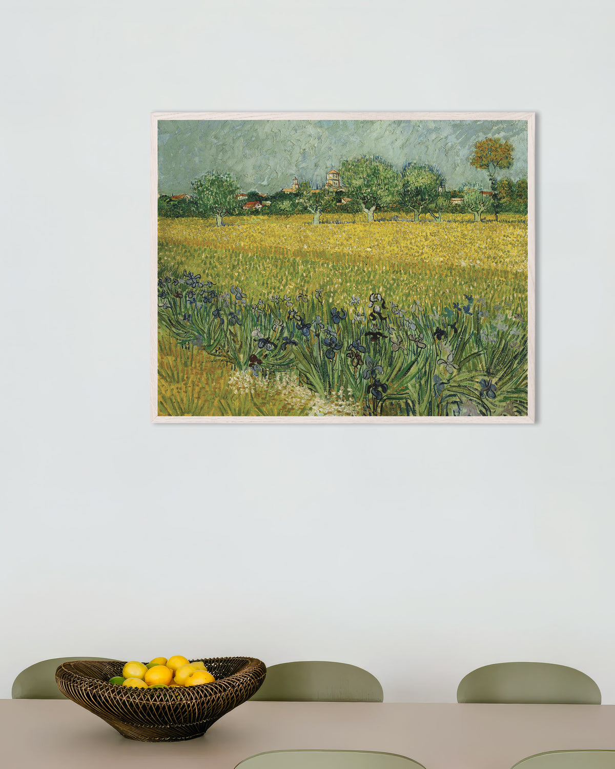 Poster von Feld mit Schwertlilien bei Arles (1888) von Vincent van Gogh, mit weißem Holzrahmen