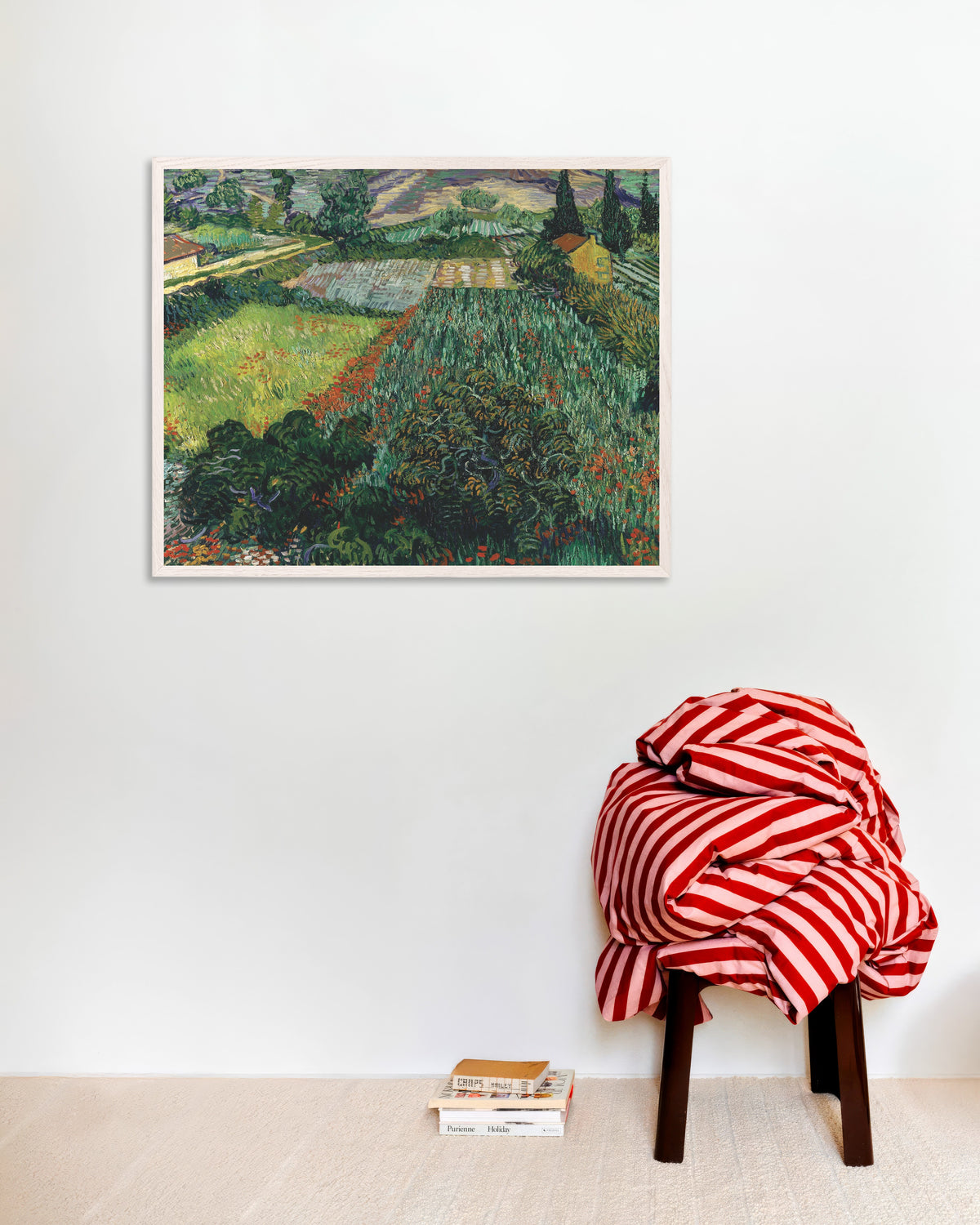 Poster mit „Mohnfeld (1889) von Vincent van Gogh“ und weißem Holzrahmen