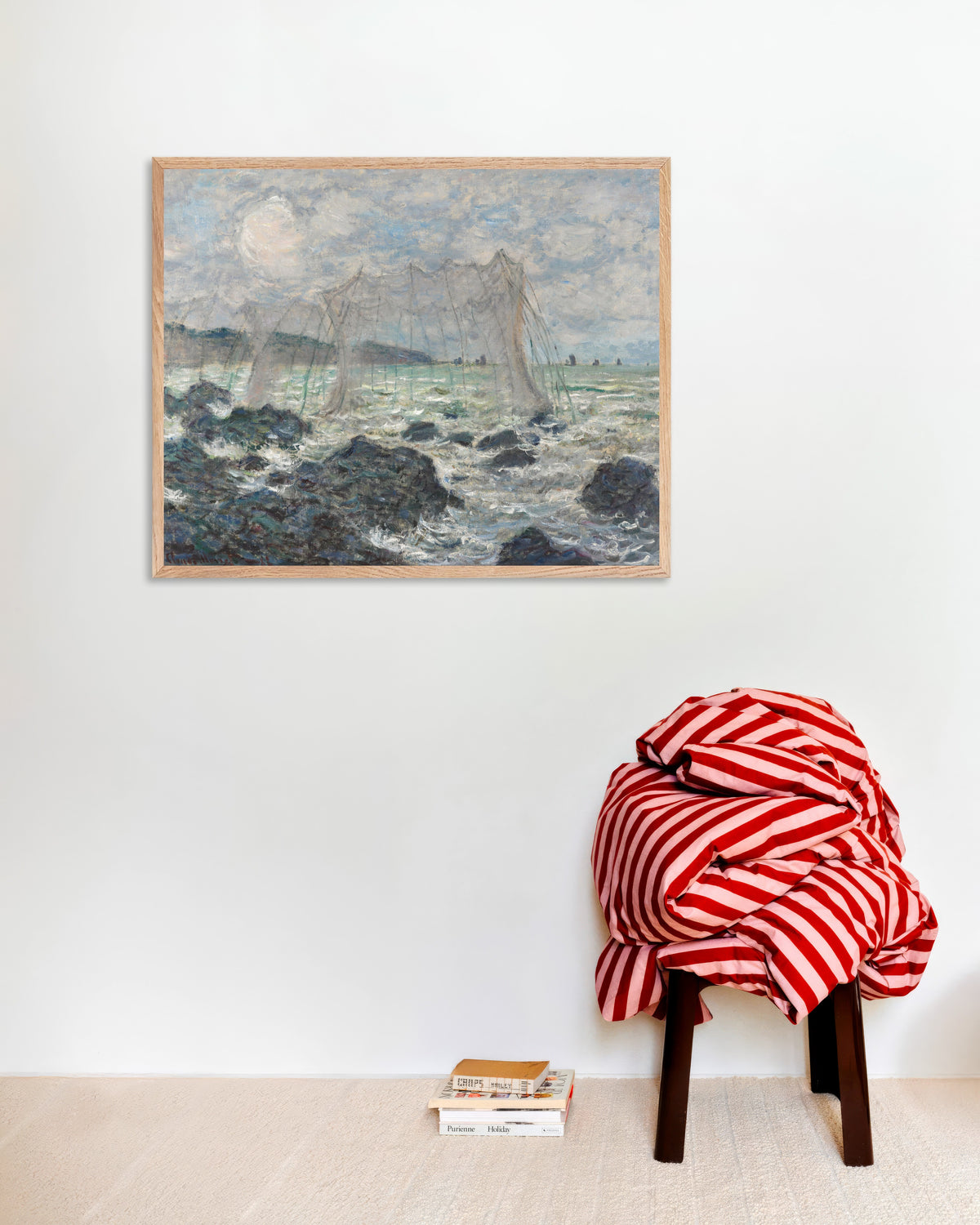 Poster Fischernetze in Pourville (1882) von Claude Monet mit naturfarbenem Holzrahmen