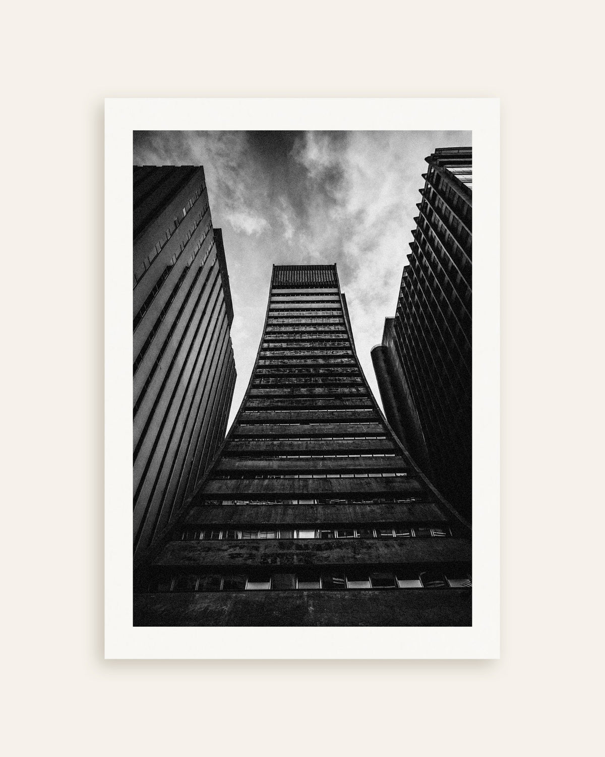Poster „Ausladender Turm zwischen Giganten“, Miniaturansicht