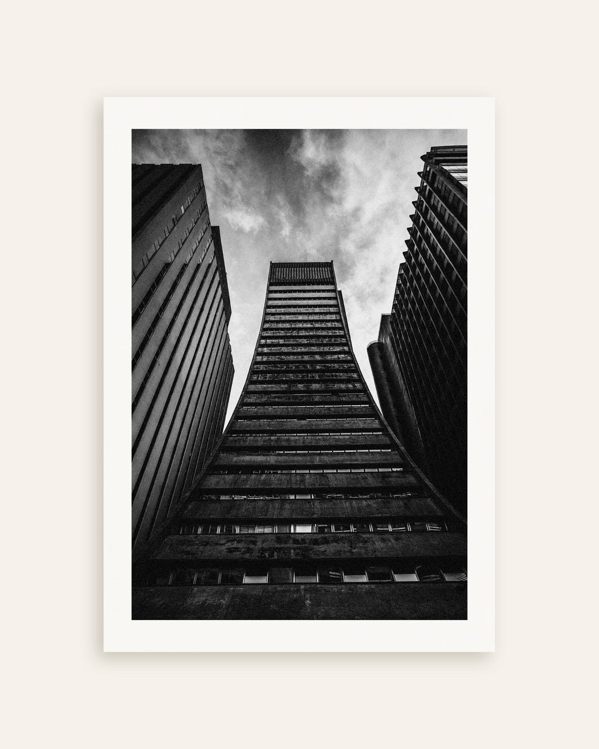 Poster „Ausladender Turm zwischen Giganten“, Miniaturansicht