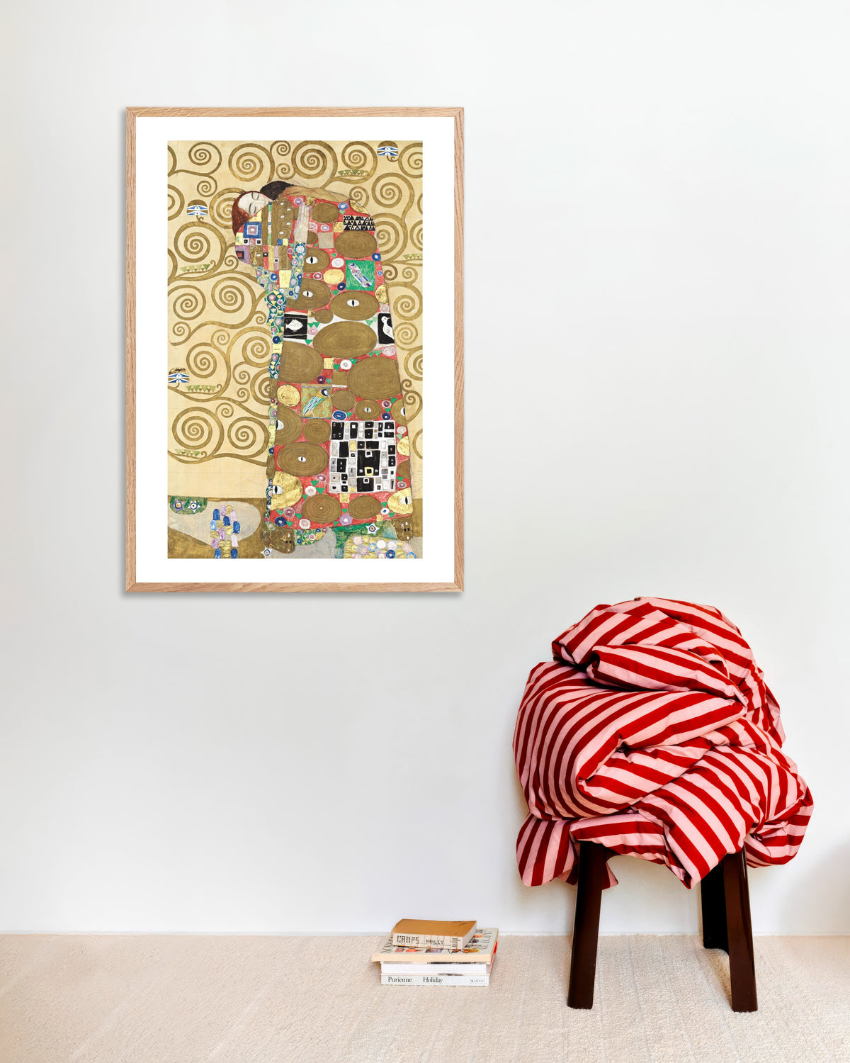 Poster Erfüllung, Stoclet-Fries (1910–1911) von Gustav Klimt, mit naturfarbenem Holzrahmen