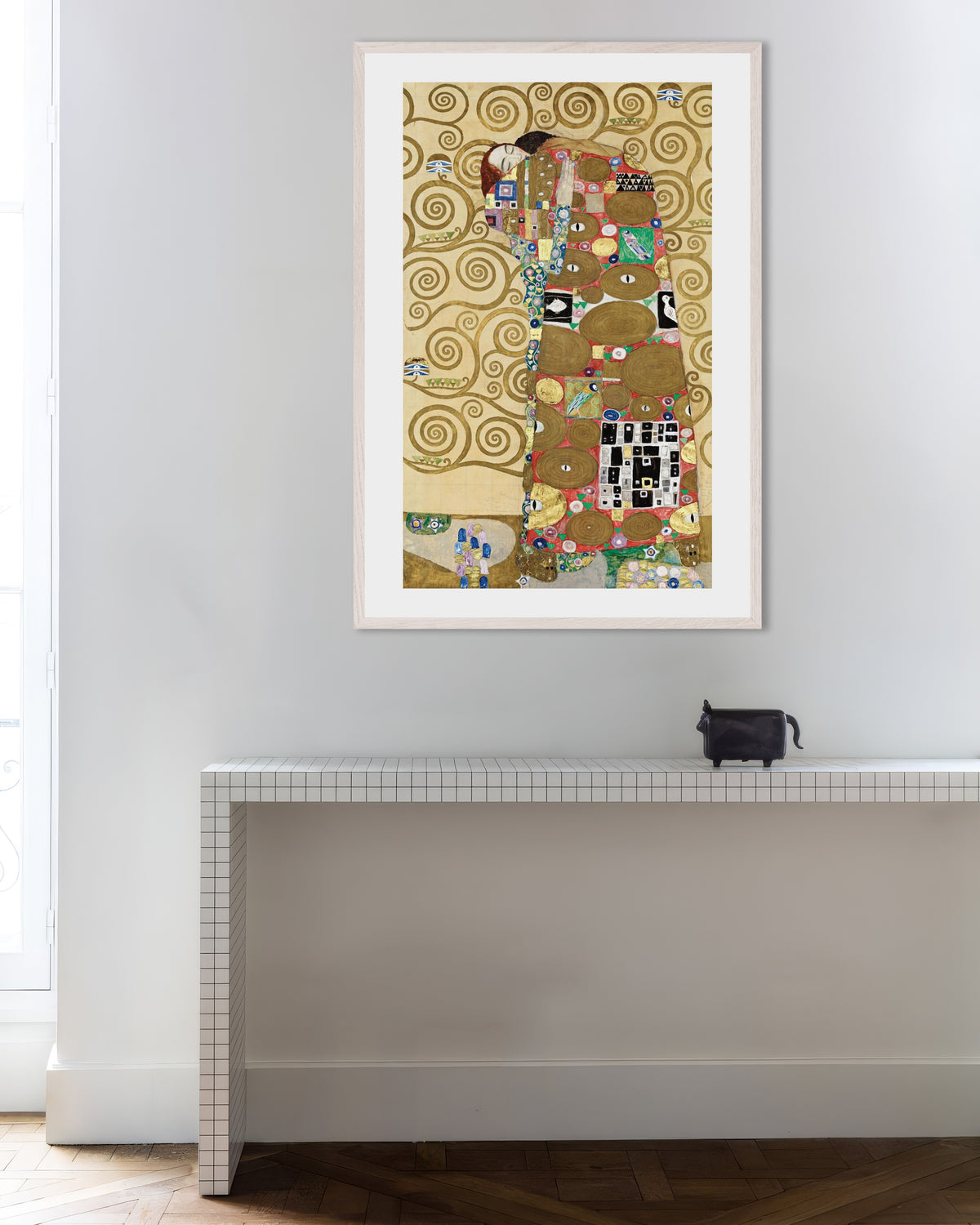 Poster Erfüllung, Stoclet-Fries (1910–1911) von Gustav Klimt, mit weißem Holzrahmen