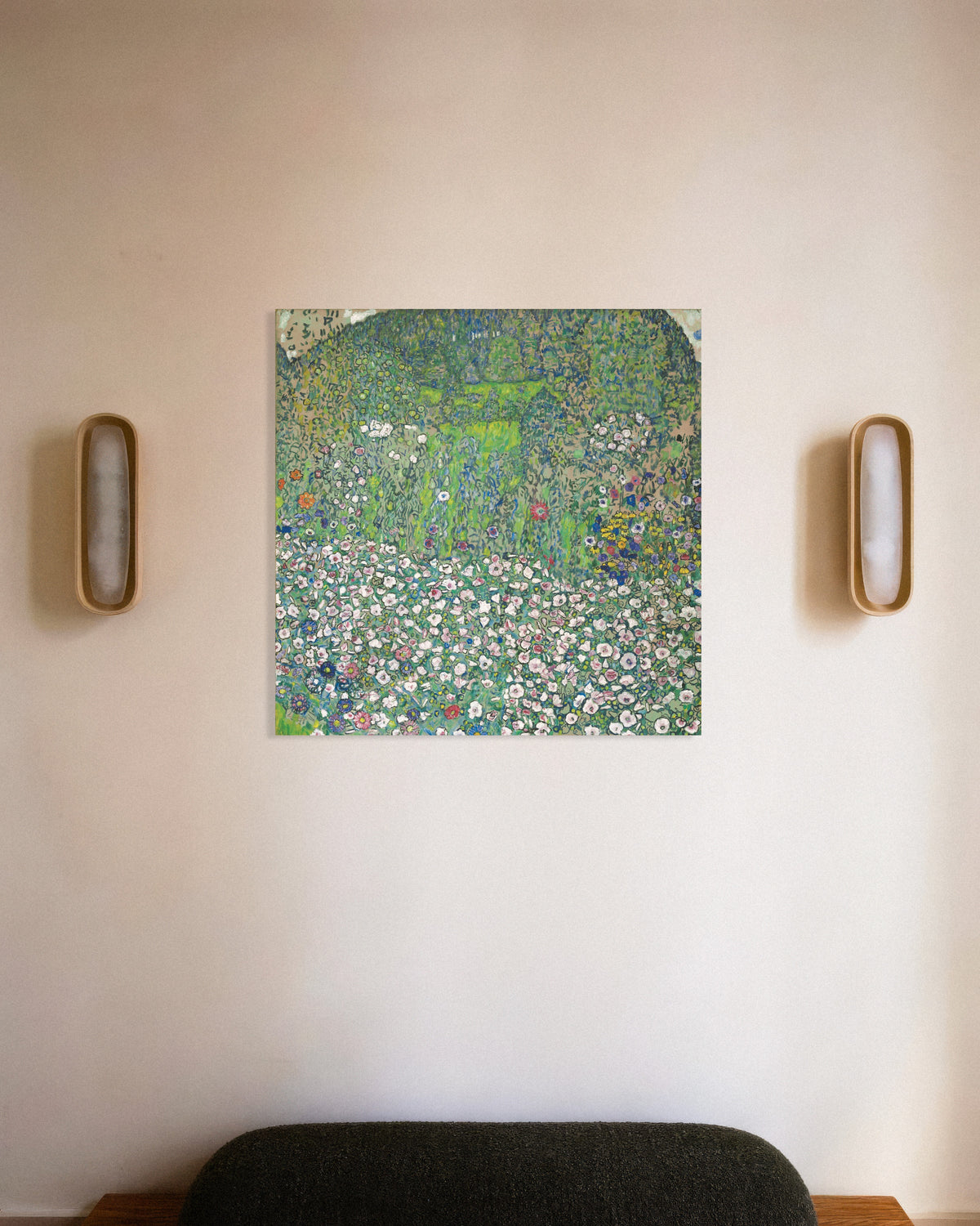 Poster von Gartenlandschaft mit Hügel (1916) von Gustav Klimt