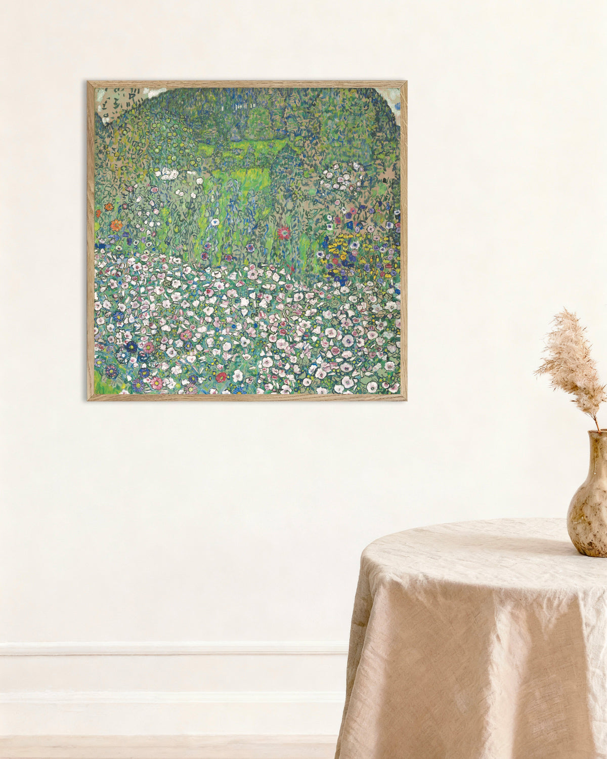 Poster von Gartenlandschaft mit Hügel (1916) von Gustav Klimt, mit naturfarbenem Holzrahmen