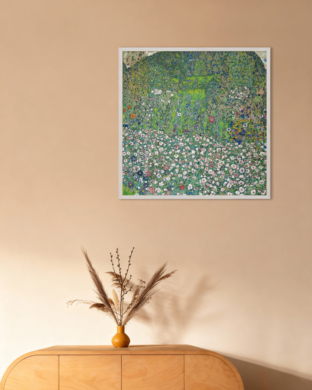 Poster von Gartenlandschaft mit Hügel (1916) von Gustav Klimt, mit weißem Holzrahmen