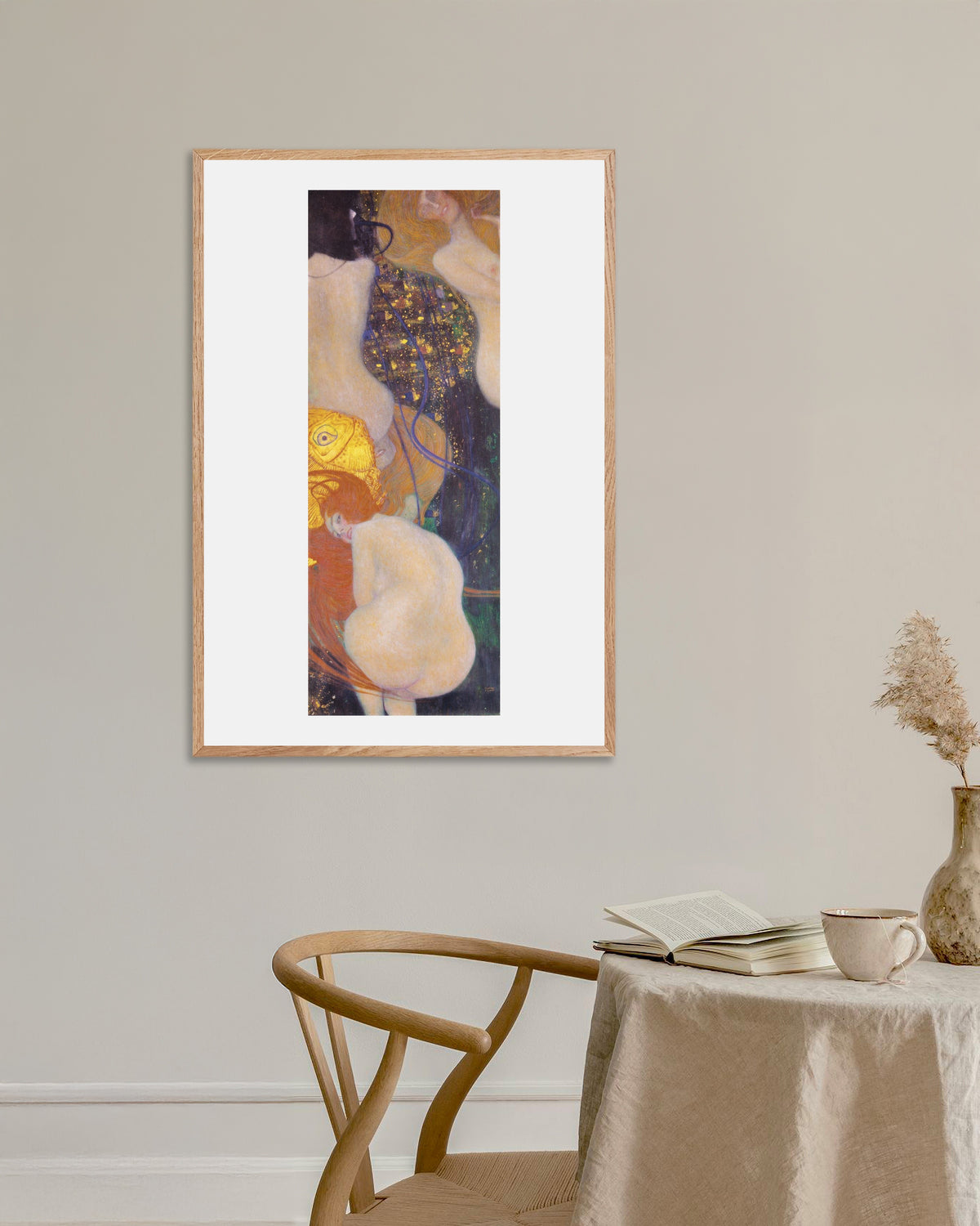 Poster Goldfische (1901–1902) von Gustav Klimt mit naturfarbenem Holzrahmen