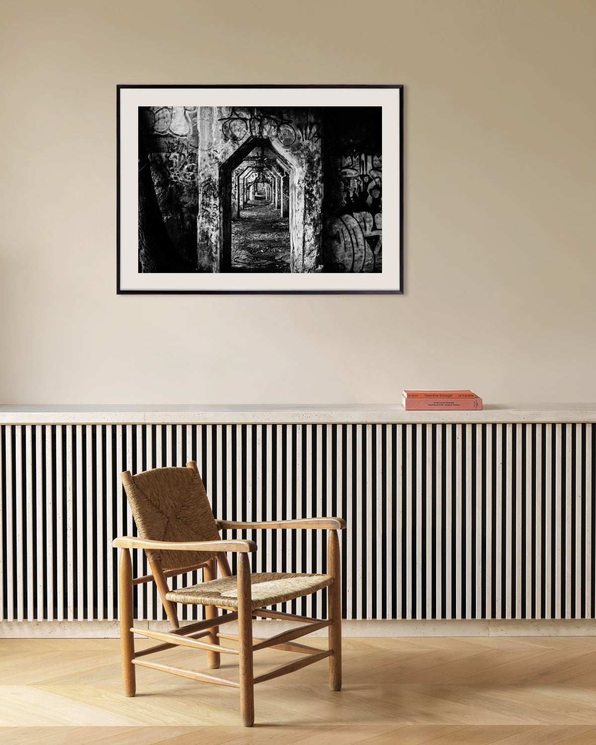 Poster „Verfallene Arkade mit Graffiti“ mit Metallrahmen