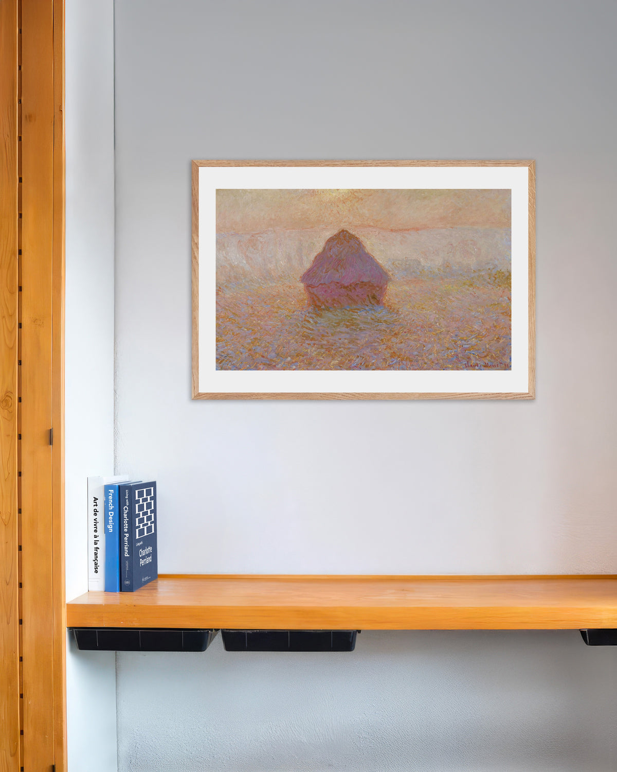 Poster Getreideschober, Sonne im Nebel (1891) von Claude Monet mit naturfarbenem Holzrahmen