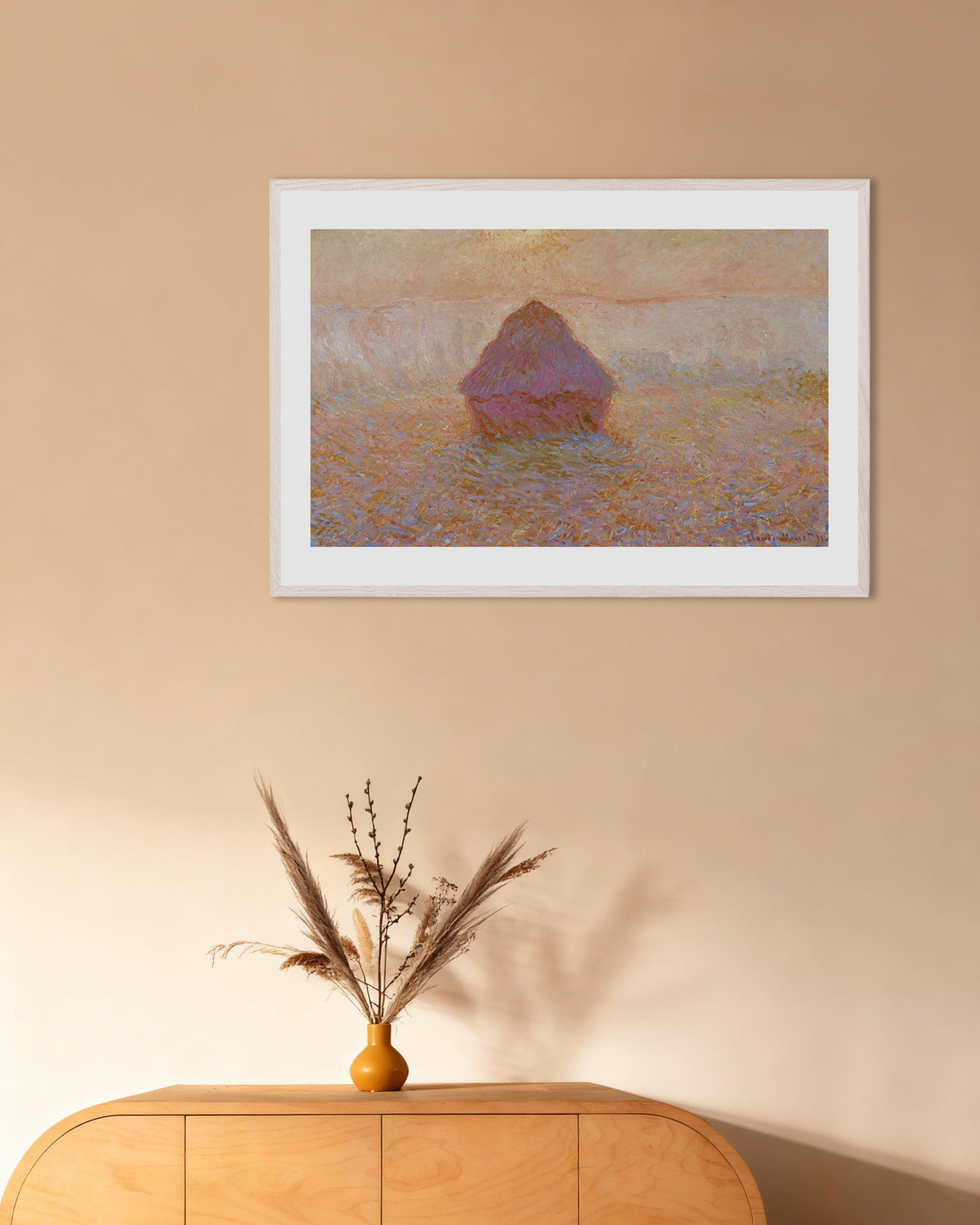 Poster Getreideschober, Sonne im Nebel (1891) von Claude Monet mit weißem Holzrahmen