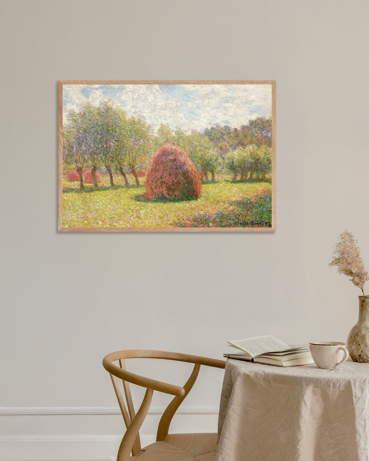 Poster Heuschober in Giverny (1893) von Claude Monet mit naturfarbenem Holzrahmen
