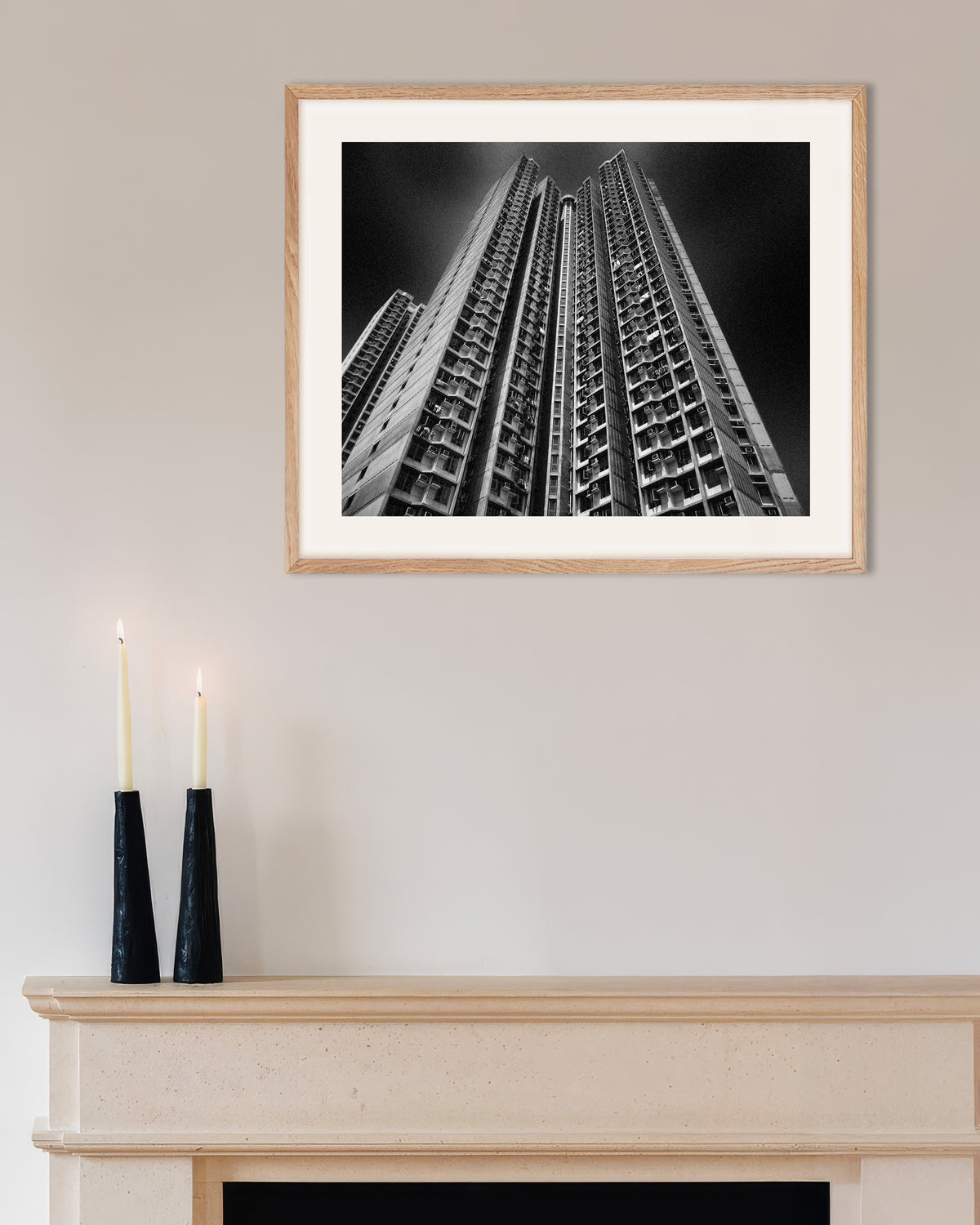 Poster „Hochhausschlucht“ mit naturfarbenem Holzrahmen
