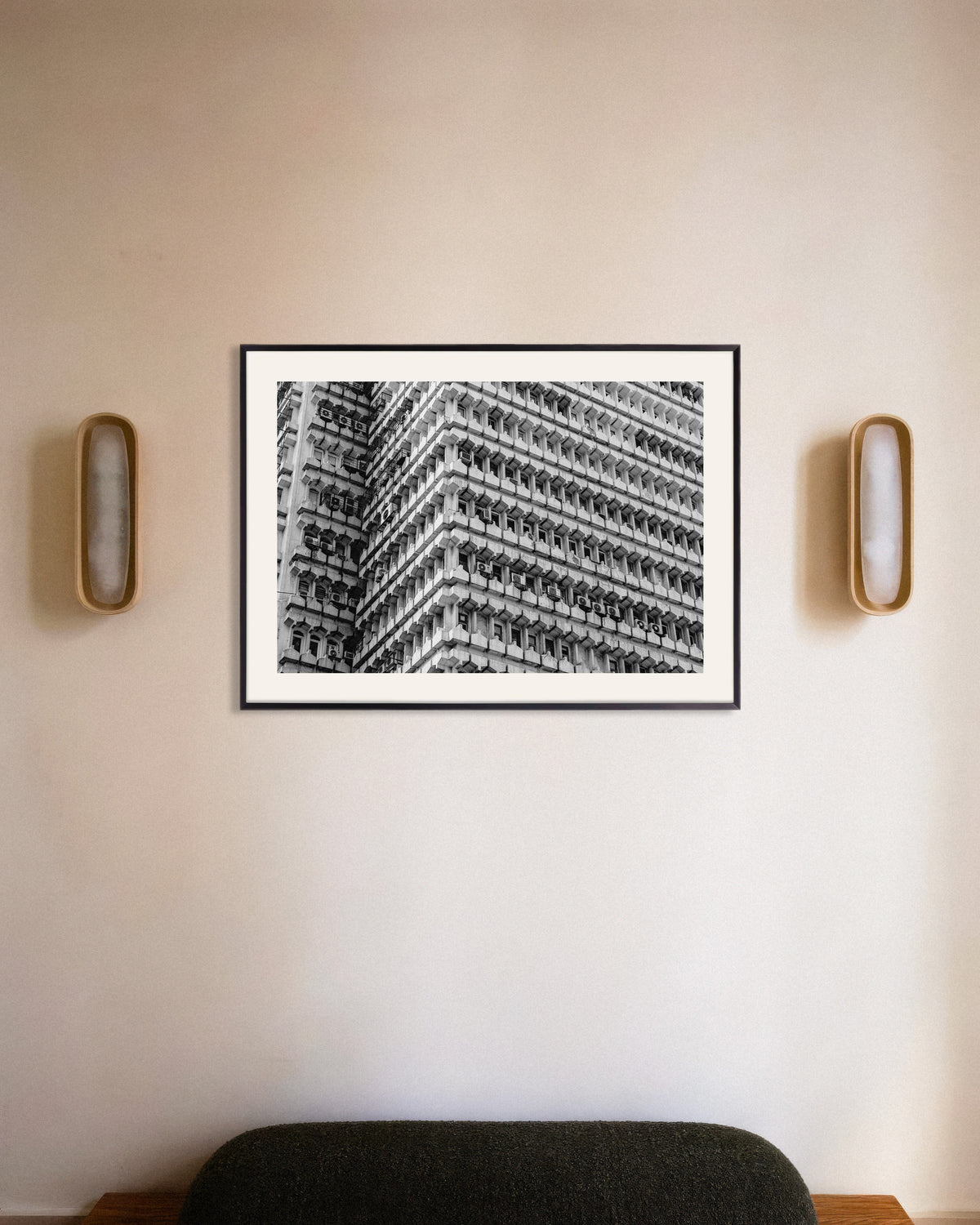 Poster „Honigwabenfassade eines Bürogebäudes“ mit Metallrahmen