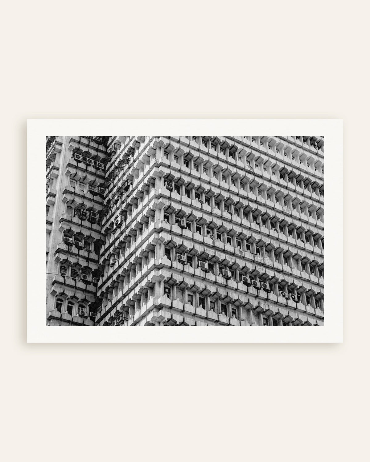 Poster „Honigwabenfassade eines Bürogebäudes“, Miniaturansicht