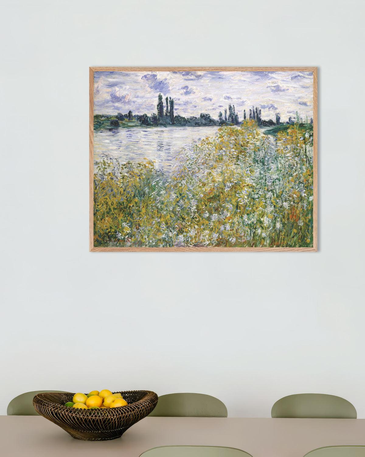 Poster Die Blumeninsel bei Vétheuil (1880) von Claude Monet mit naturfarbenem Holzrahmen