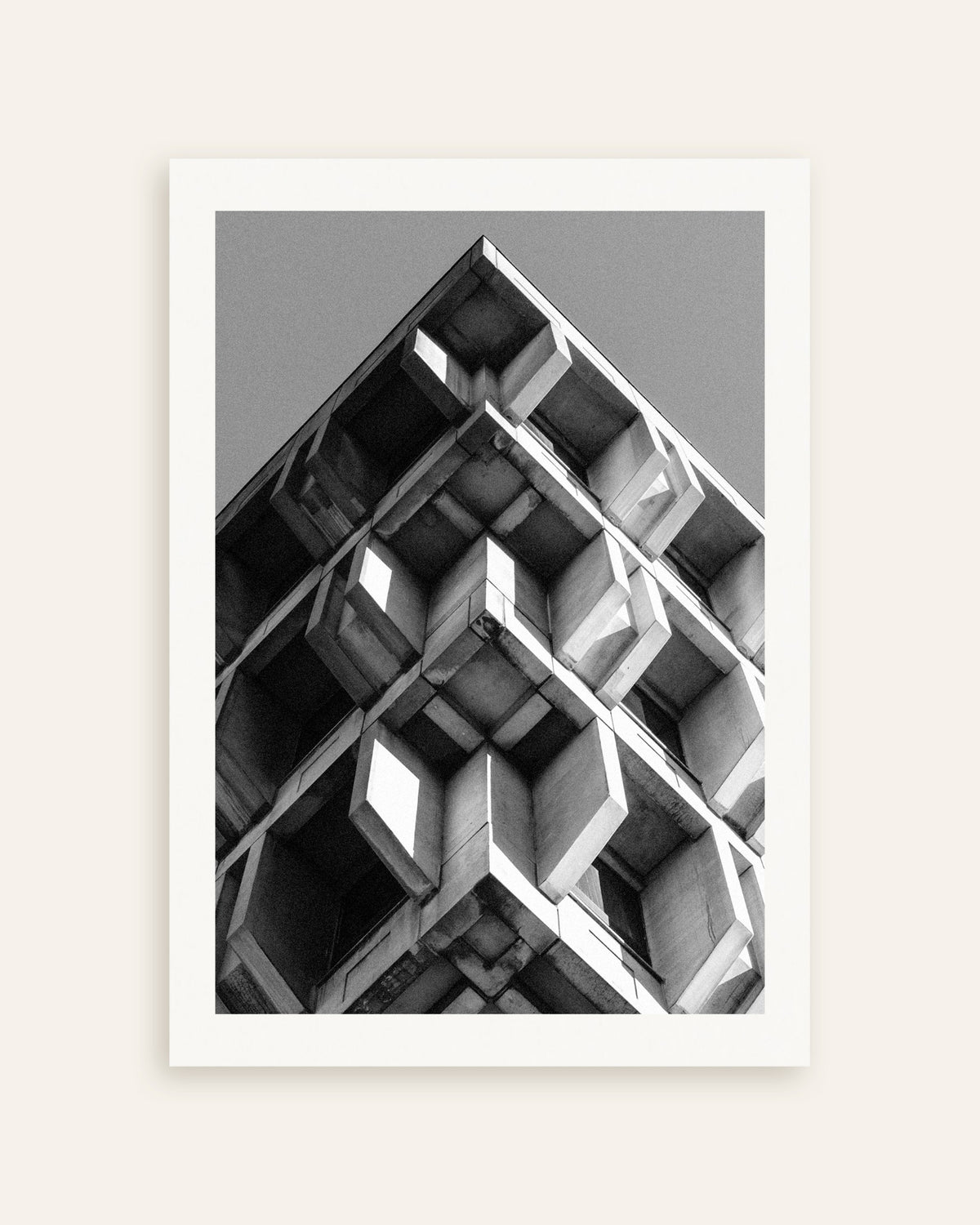 Poster „Umgekehrte Pyramide aus Betonblöcken“, Miniaturansicht
