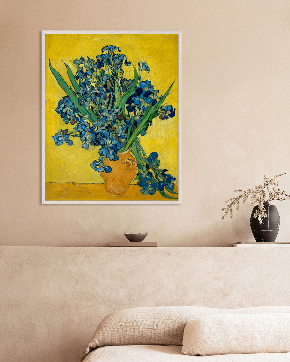 Poster Schwertlilien in einer Vase (1890) von Vincent van Gogh, mit weißem Holzrahmen