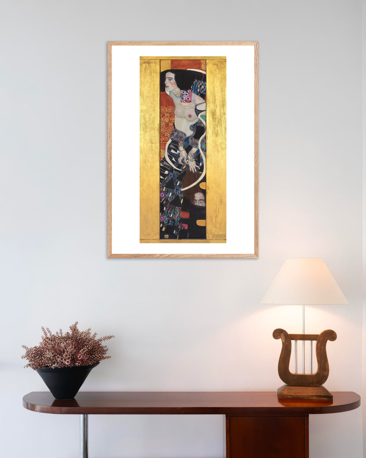 Poster Judith II (1909) von Gustav Klimt mit naturfarbenem Holzrahmen