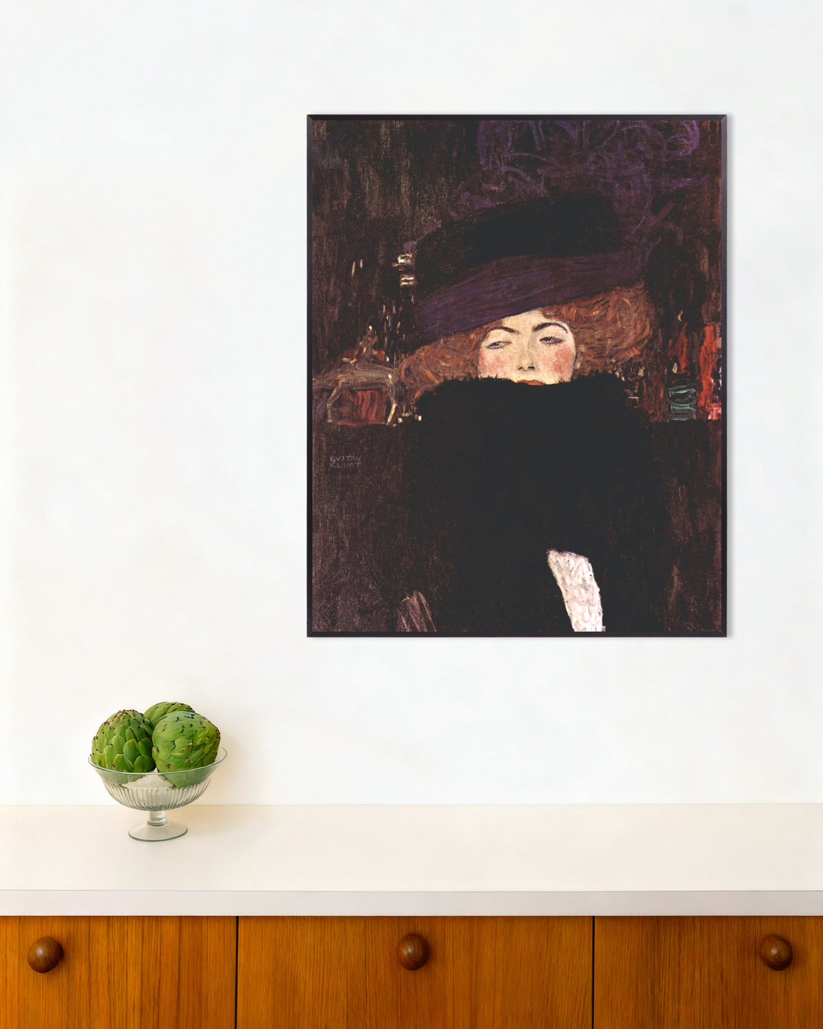 Poster von Dame mit Hut und Federboa (1909) von Gustav Klimt, mit Metallrahmen