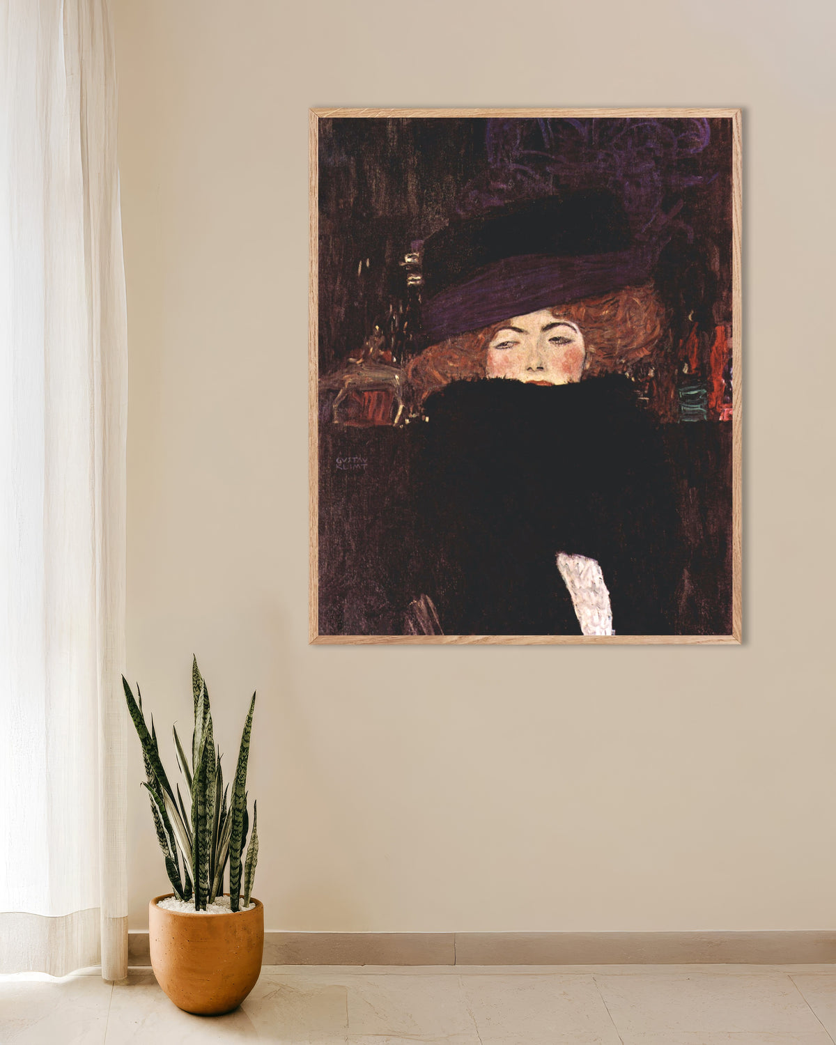 Poster von Dame mit Hut und Federboa (1909) von Gustav Klimt, mit naturfarbenem Holzrahmen