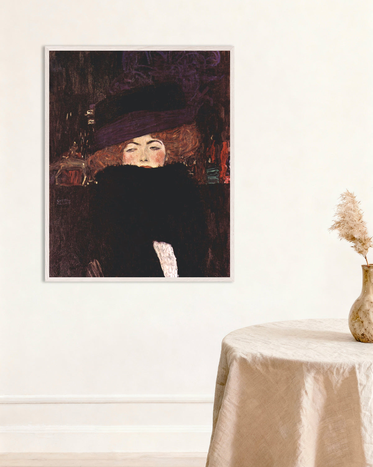 Poster von Dame mit Hut und Federboa (1909) von Gustav Klimt, mit weißem Holzrahmen