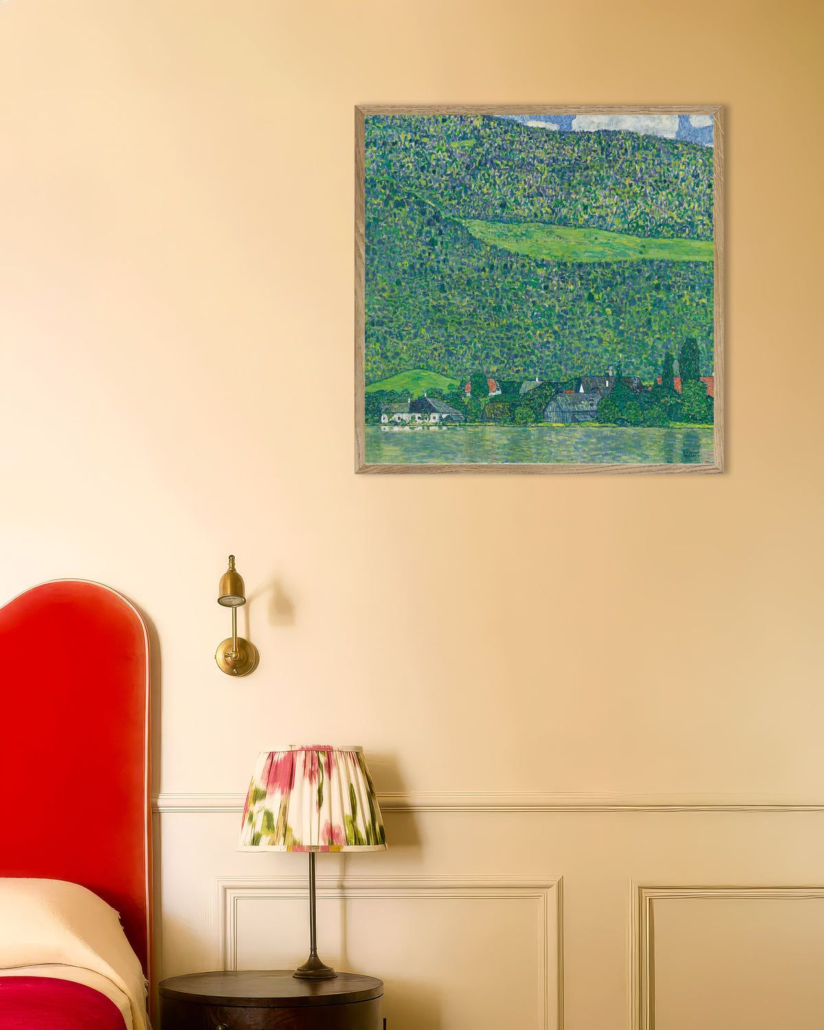 Poster „Litzlberg am Attersee (1914–1915) von Gustav Klimt“ mit naturfarbenem Holzrahmen