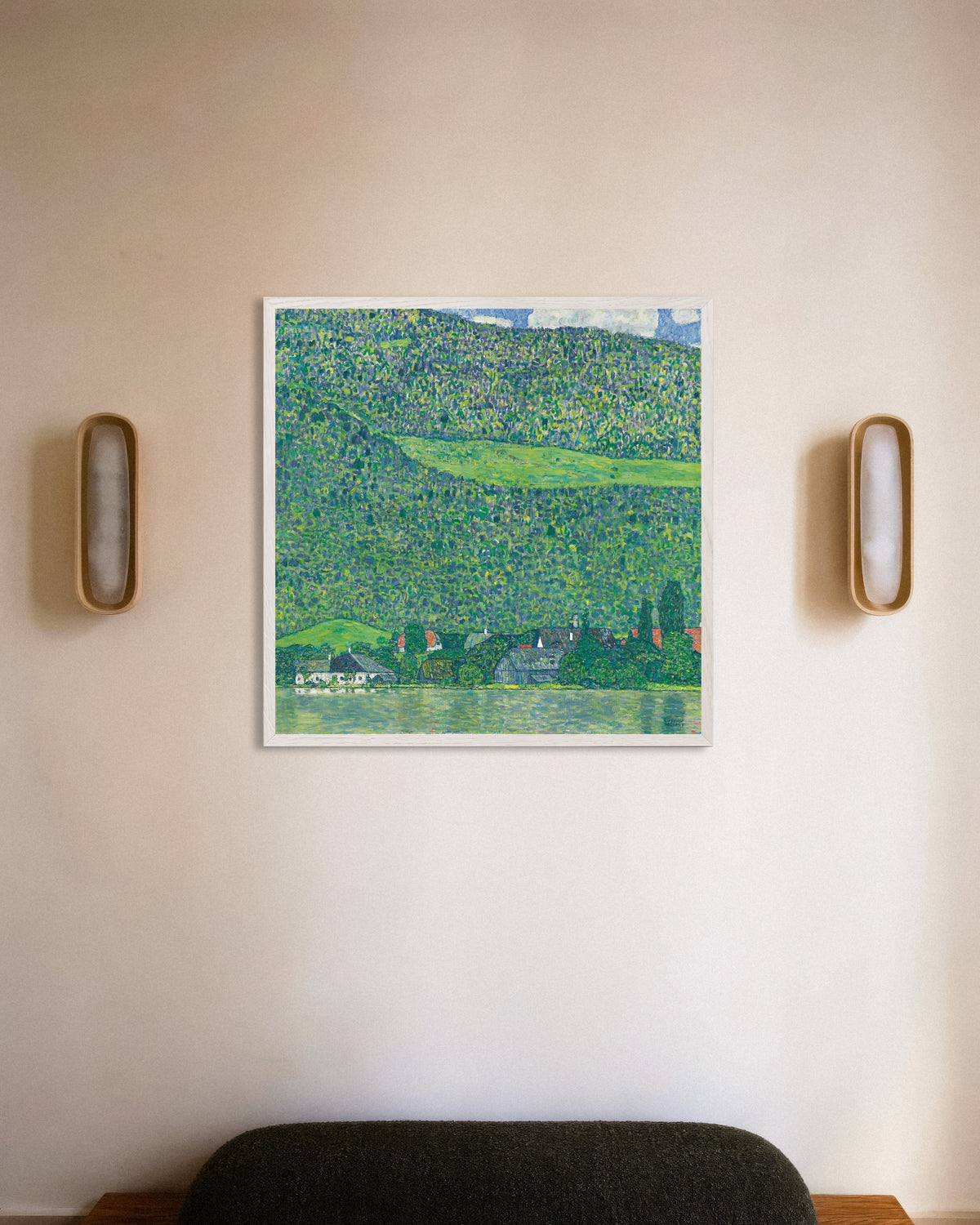 Poster „Litzlberg am Attersee (1914–1915) von Gustav Klimt“ mit weißem Holzrahmen