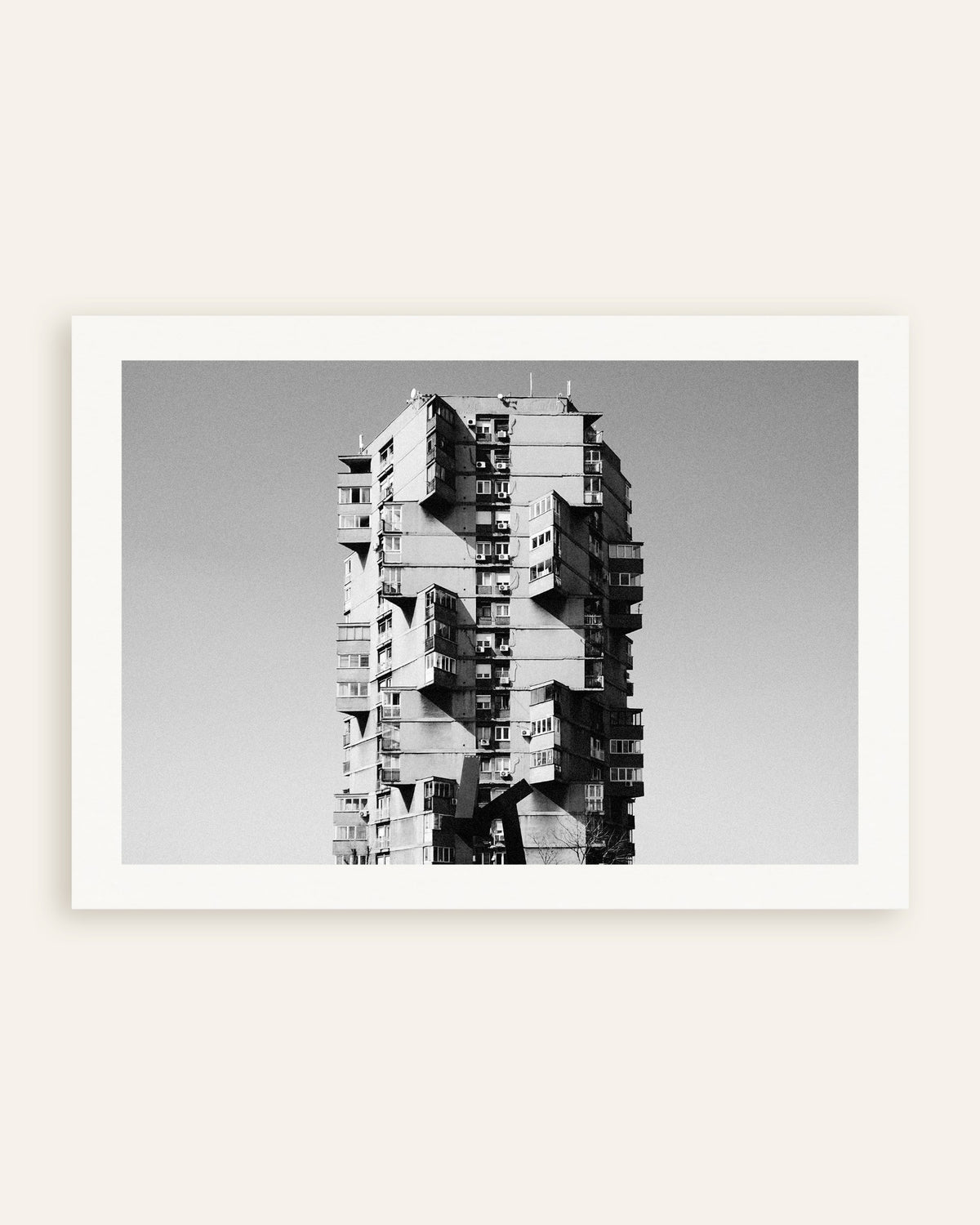 Poster „Einsamer Turm mit vorspringenden Balkonen“, Miniaturansicht