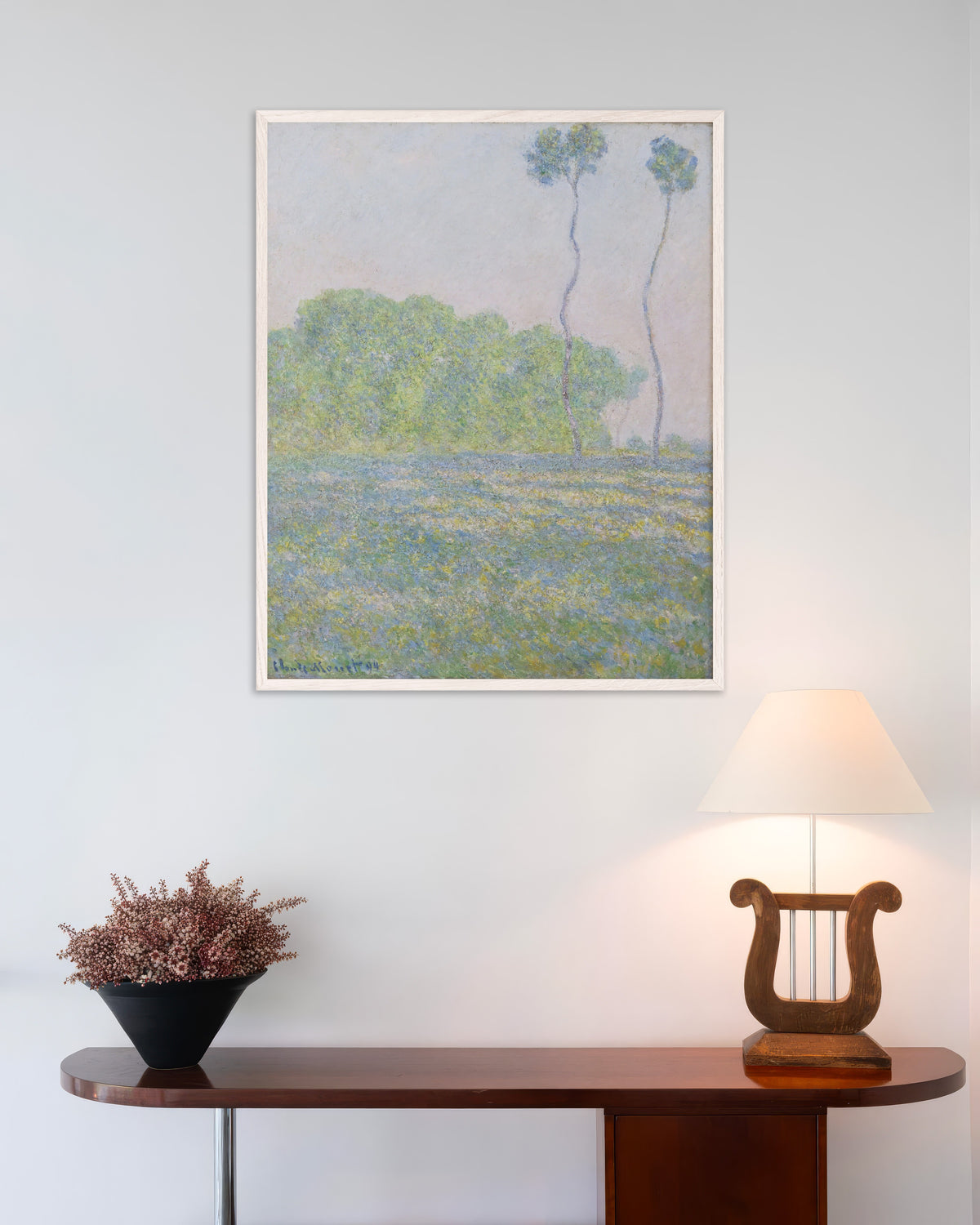 Poster Wiese in Giverny (1894) von Claude Monet mit weißem Holzrahmen