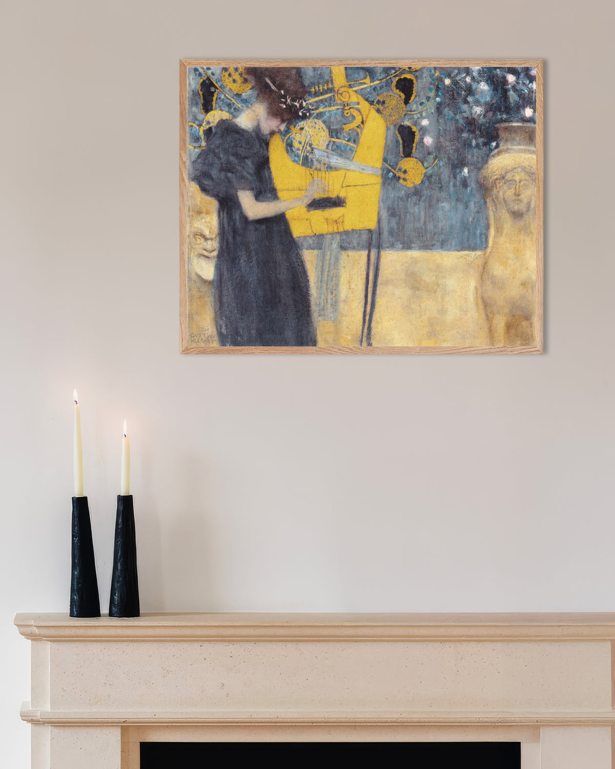 Poster Die Musik I (1895) von Gustav Klimt mit naturfarbenem Holzrahmen