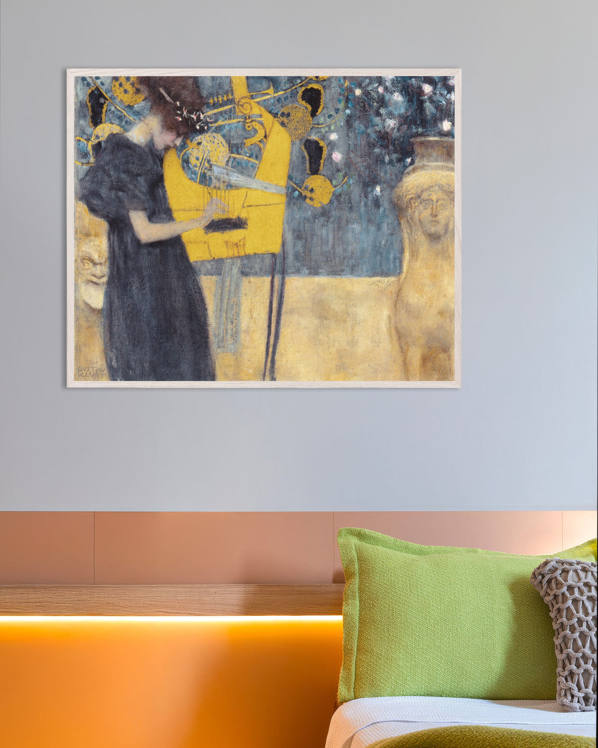 Poster Die Musik I (1895) von Gustav Klimt mit weißem Holzrahmen