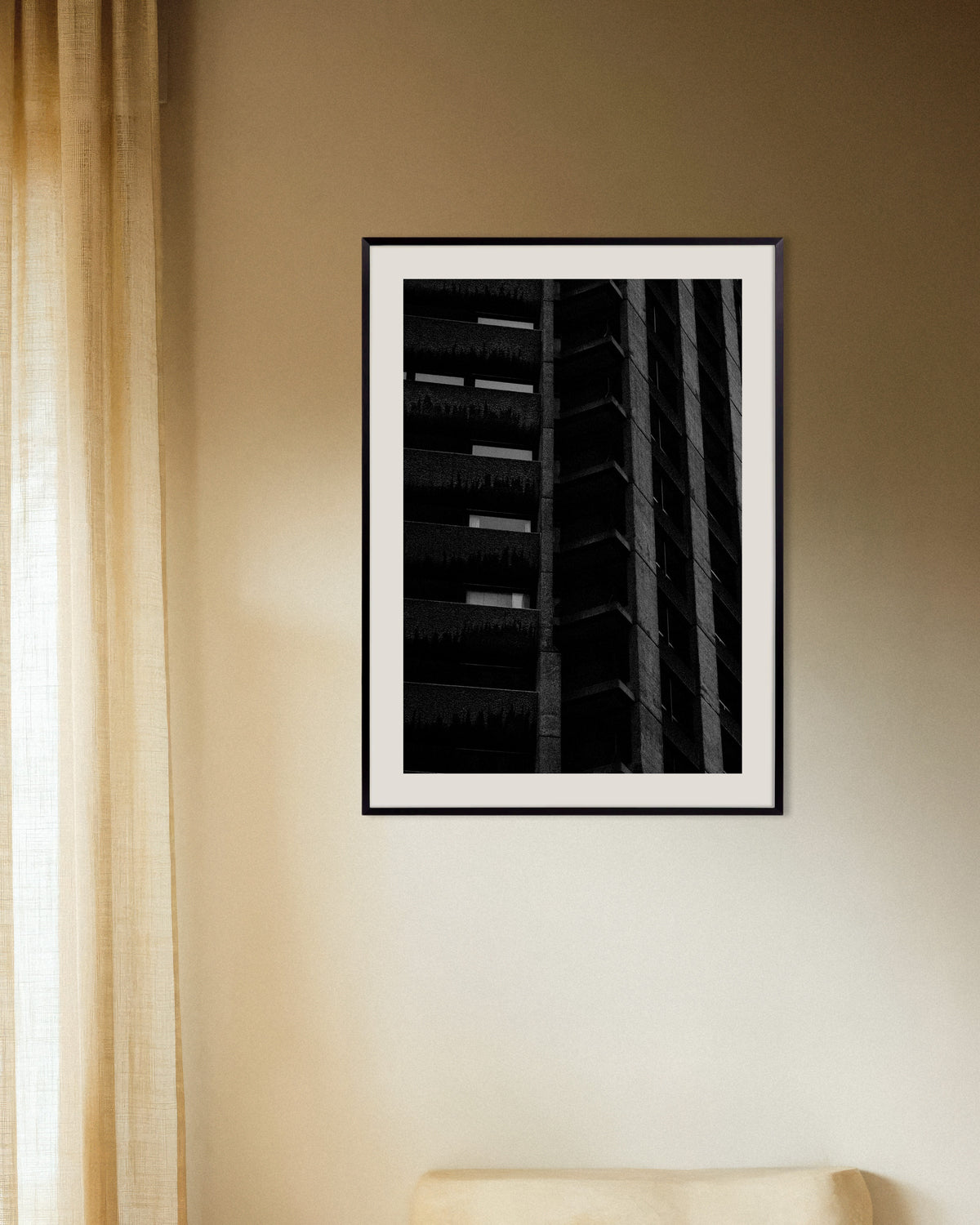 Poster „Nächtliche Fassade mit hängenden Pflanzen“ mit Metallrahmen