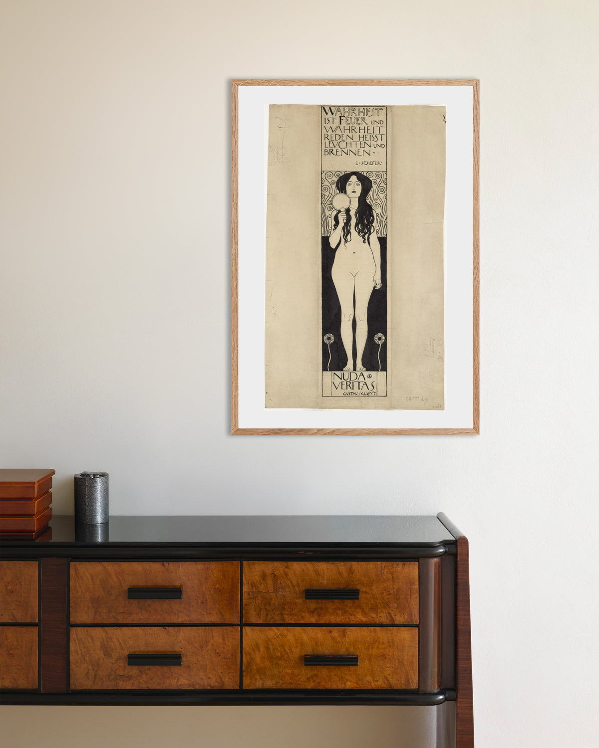 Poster Nuda Veritas (1898) von Gustav Klimt mit naturfarbenem Holzrahmen