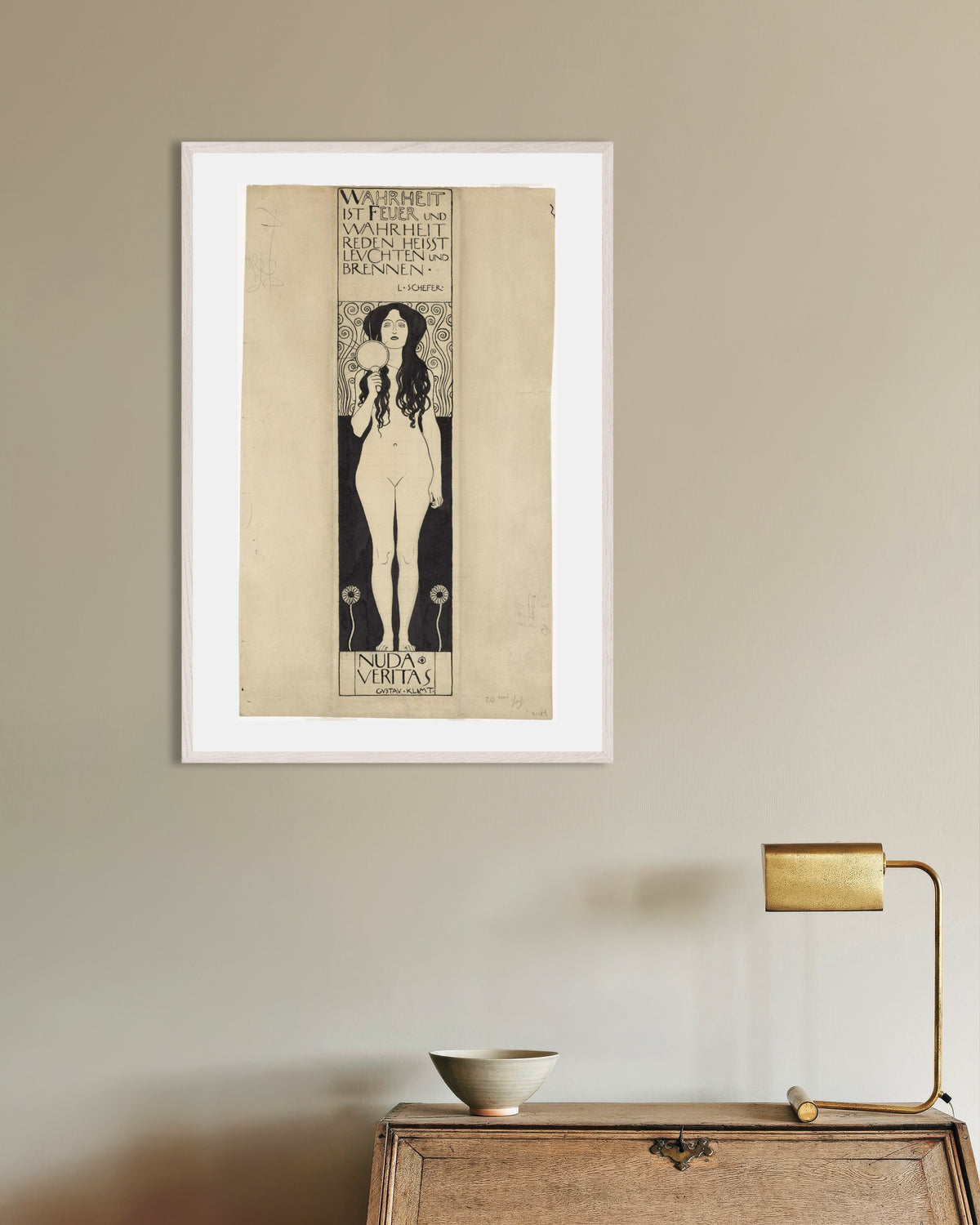 Poster Nuda Veritas (1898) von Gustav Klimt mit weißem Holzrahmen