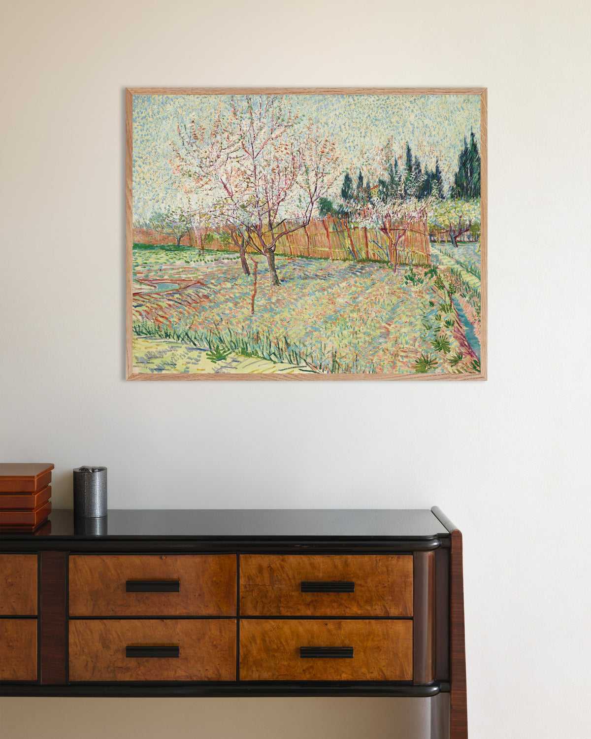 Poster mit Obstgarten mit Zypressen (1888) von Vincent van Gogh, mit naturfarbenem Holzrahmen