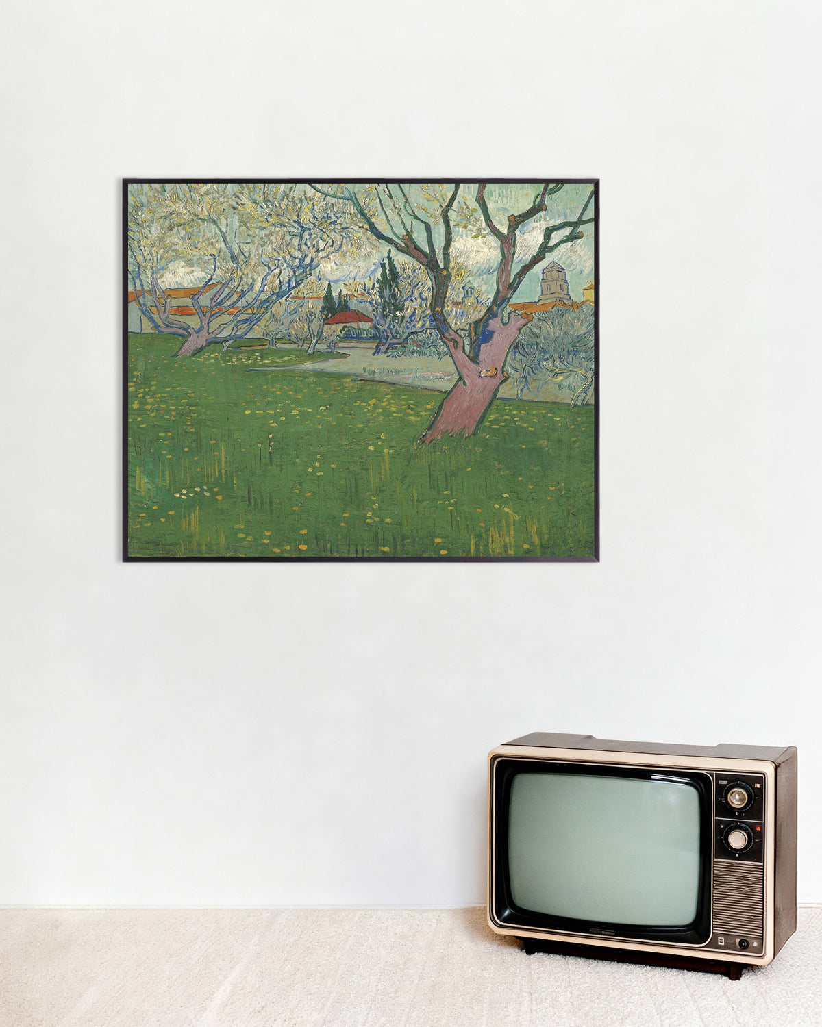 Poster von Blühender Obstgarten mit Blick auf Arles (1889) von Vincent van Gogh, mit Metallrahmen