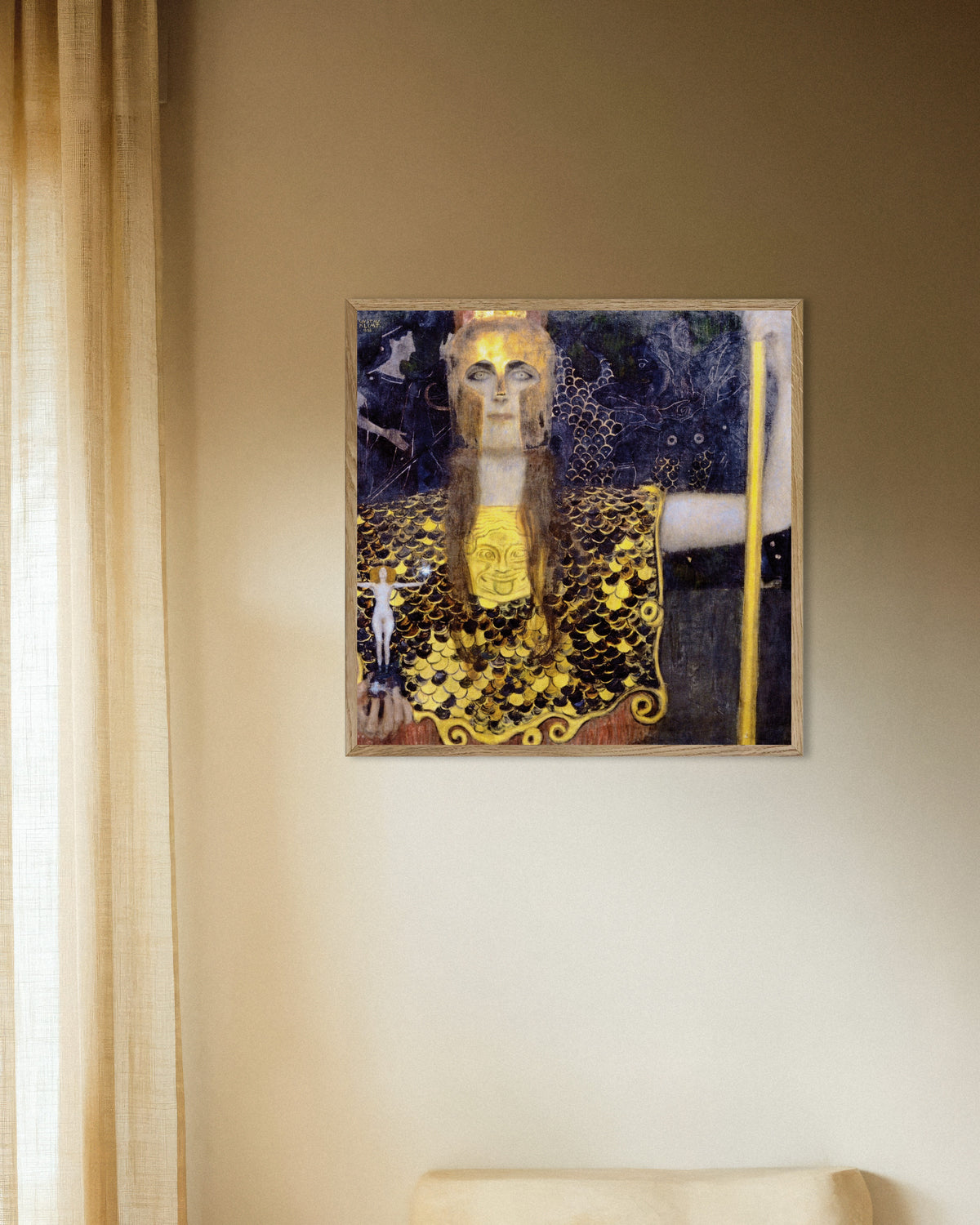Poster Pallas Athene (1898) von Gustav Klimt, mit naturfarbenem Holzrahmen