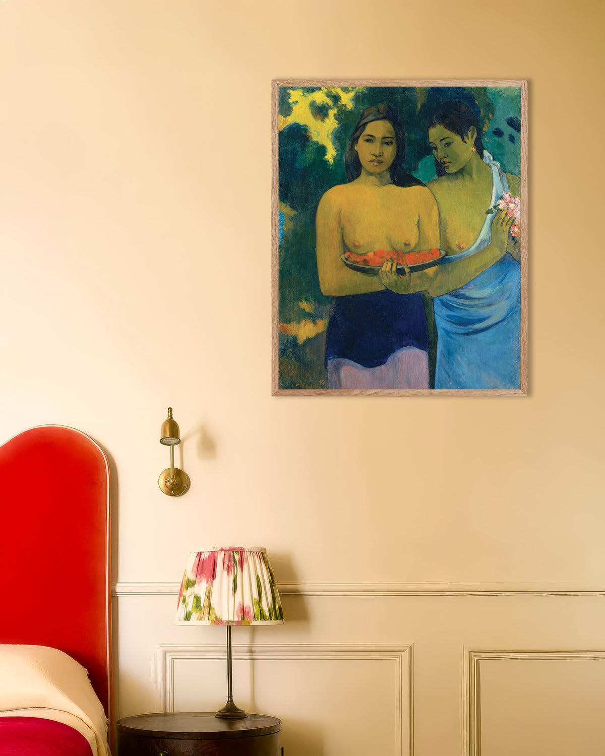 Poster von Paul Gauguin, Zwei tahitische Frauen, mit naturbelassenem Holzrahmen