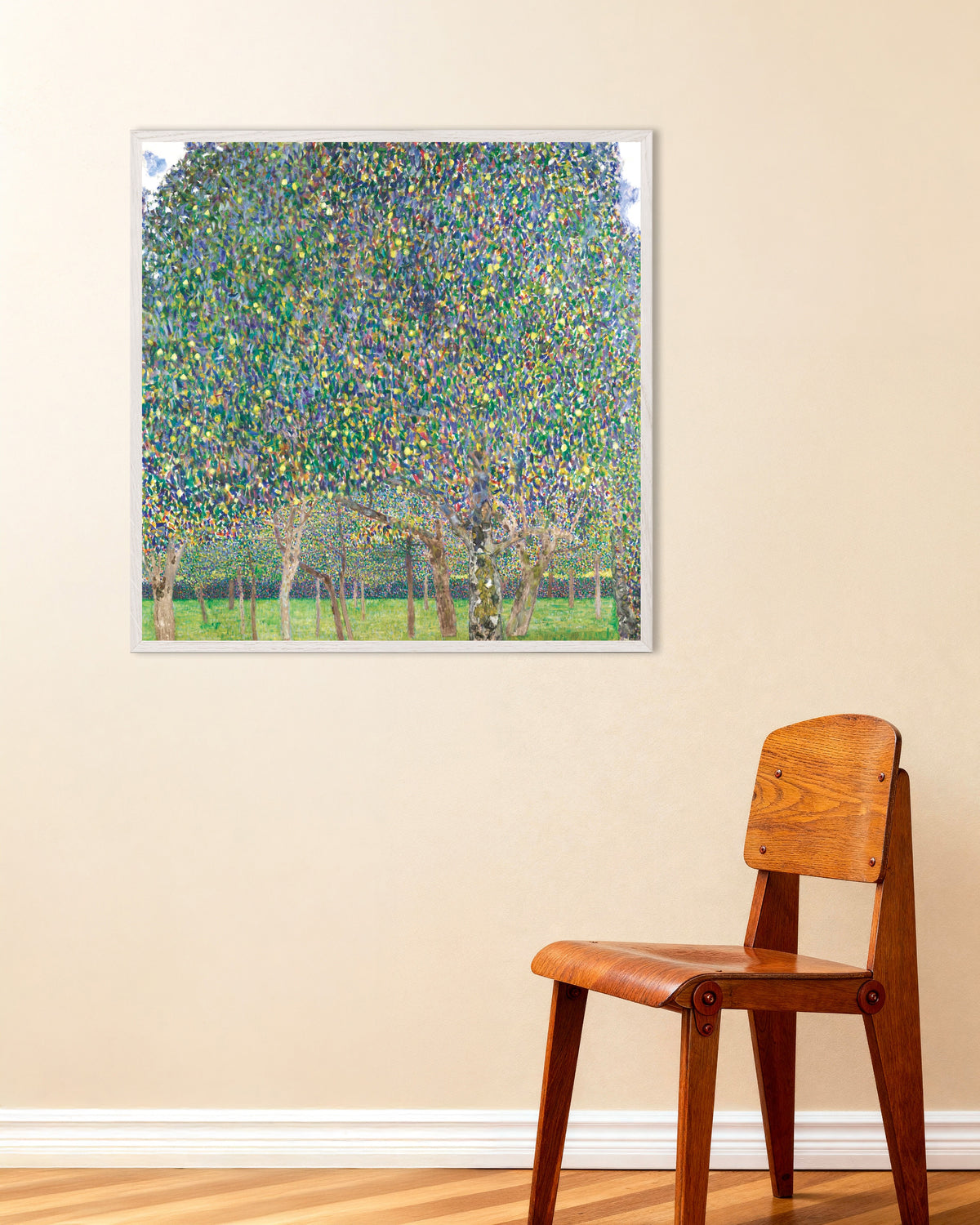 Poster Birnbaum (1903) von Gustav Klimt mit weißem Holzrahmen