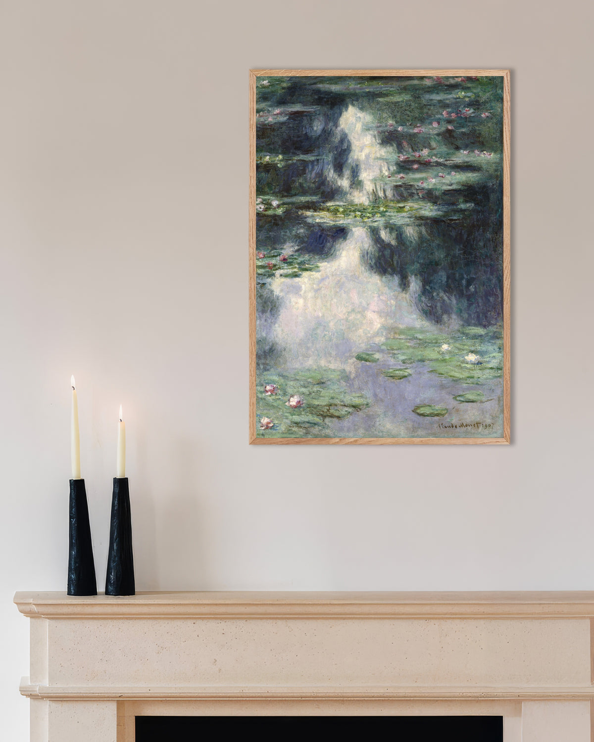 Poster Teich mit Seerosen (1907) von Claude Monet mit naturfarbenem Holzrahmen
