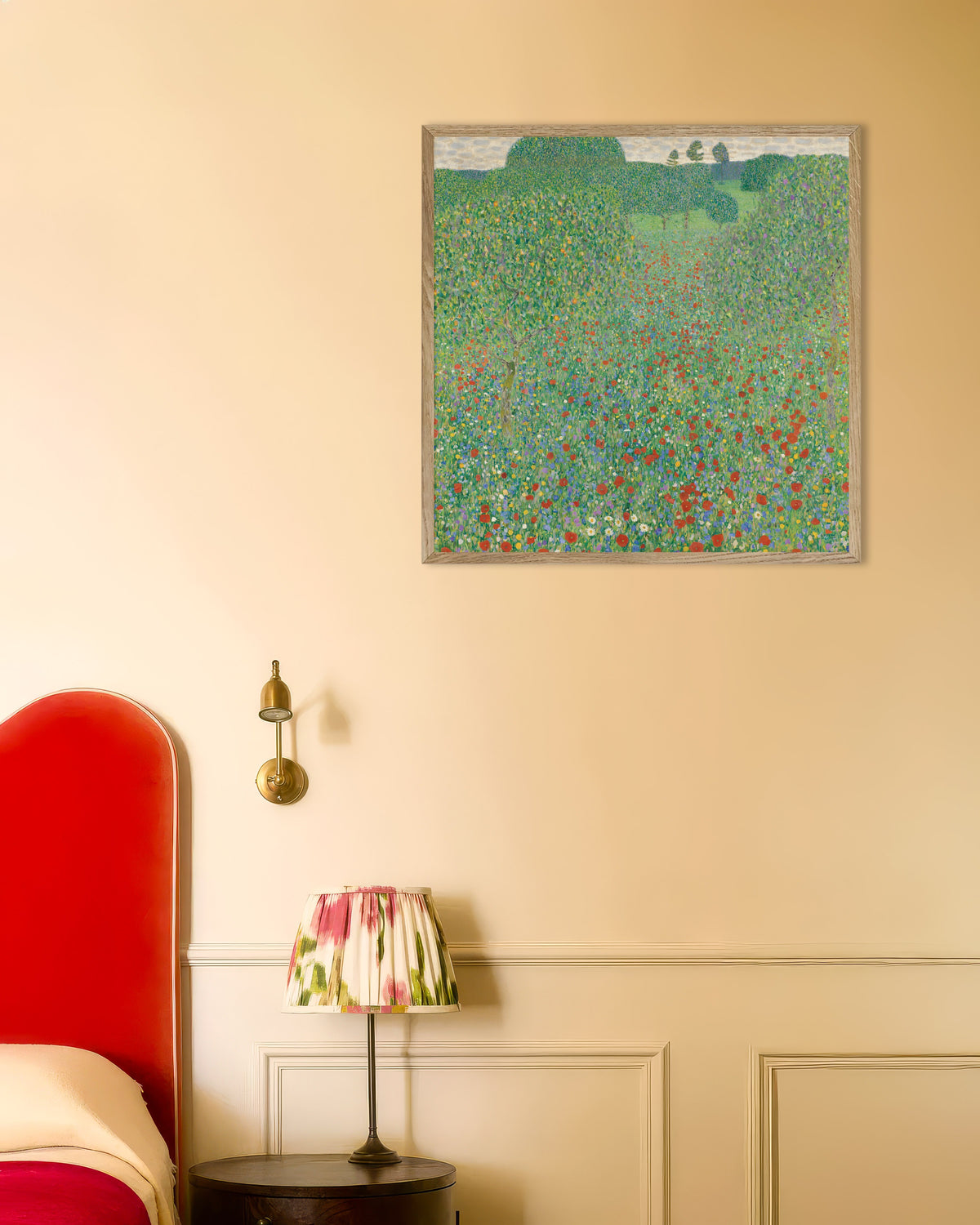 Poster Mohnwiese (1907) von Gustav Klimt mit naturfarbenem Holzrahmen