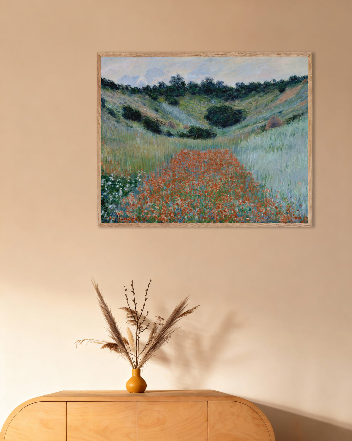 Poster Mohnfeld in einer Senke bei Giverny (1885) von Claude Monet mit naturfarbenem Holzrahmen