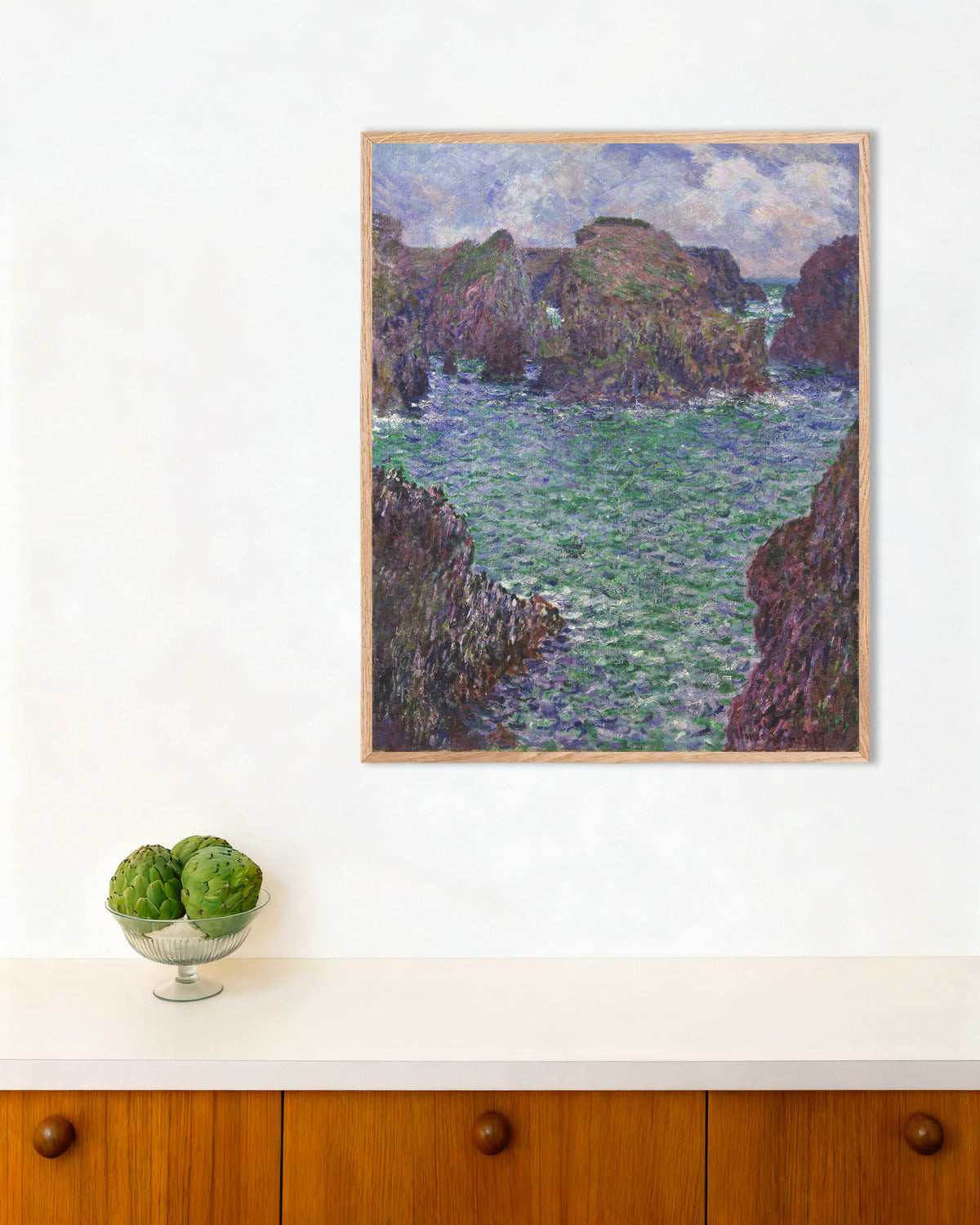 Poster Port-Goulphar, Belle-Île (1887) von Claude Monet mit naturfarbenem Holzrahmen