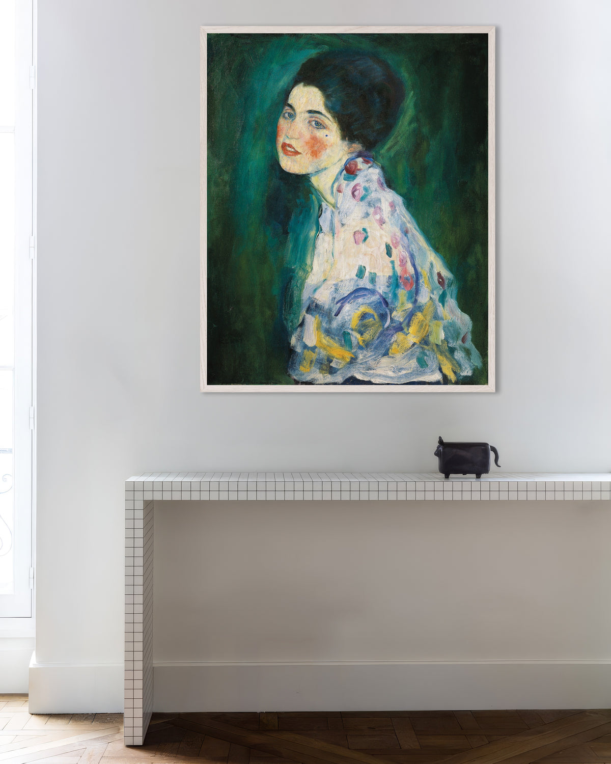 Poster Bildnis einer Dame (1916–1917) von Gustav Klimt mit weißem Holzrahmen