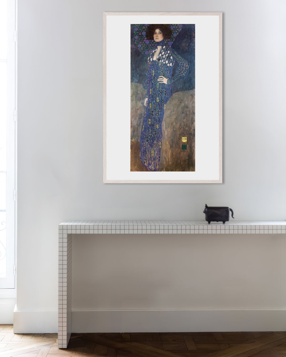 Poster Bildnis Emilie Flöge (1902) von Gustav Klimt mit weißem Holzrahmen