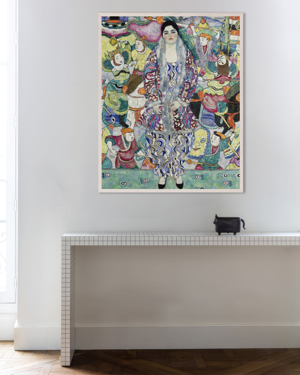 Poster mit „Porträt der Friederike Maria Beer (1916) von Gustav Klimt“ und weißem Holzrahmen