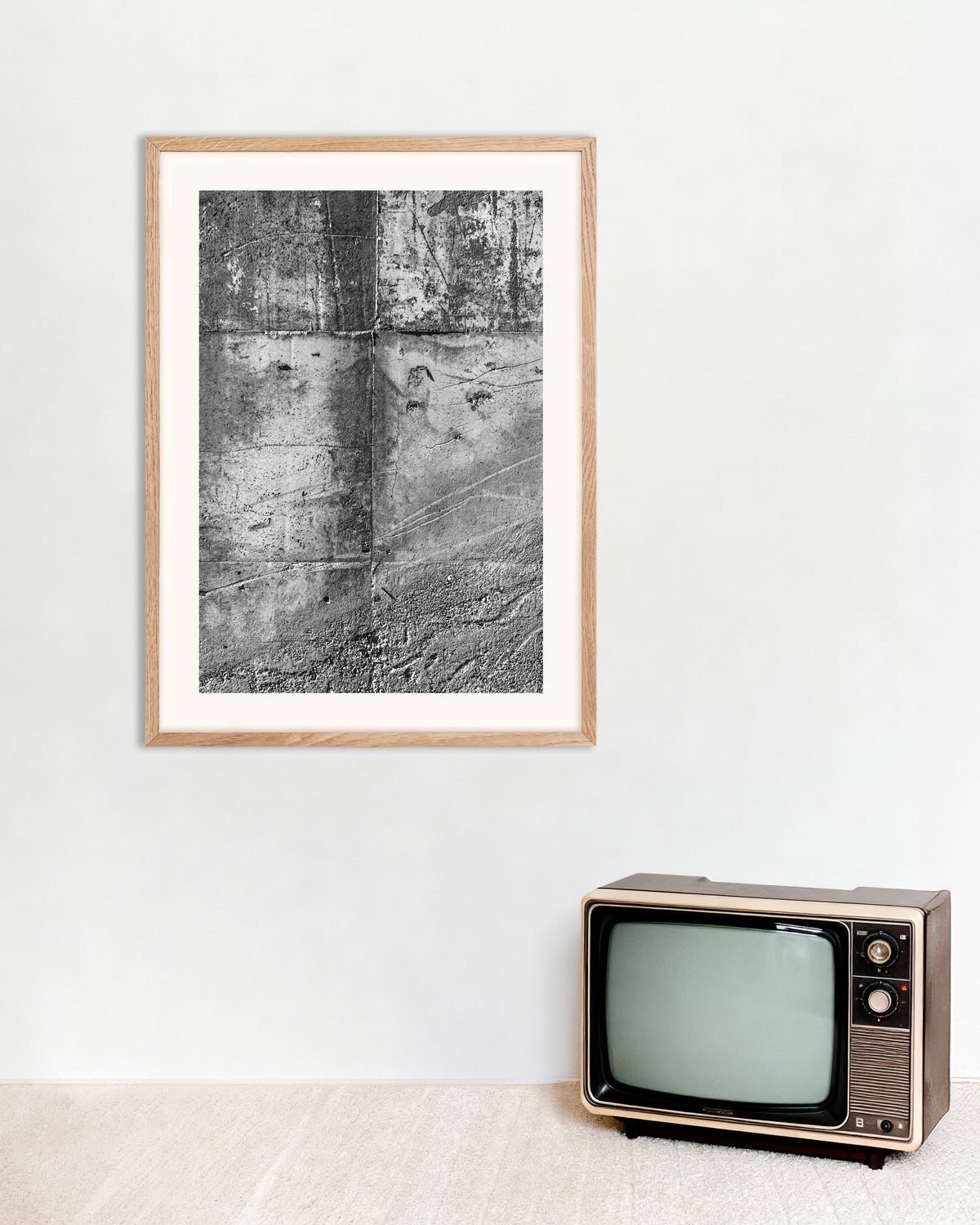 Poster „Raue Betonwandstruktur“ mit naturfarbenem Holzrahmen