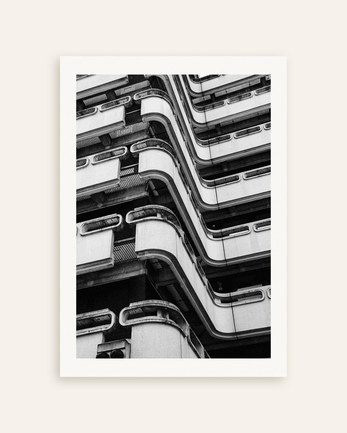 Poster „Geschwungene Betonbalkone“, Miniaturansicht