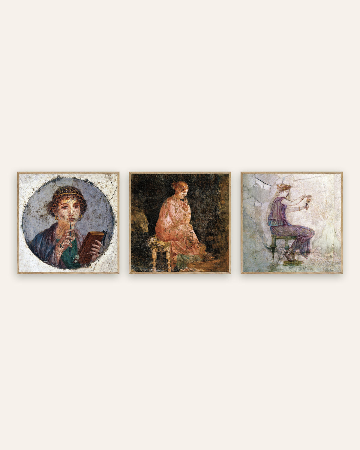Römische Fresken Poster, 3er-Set: Sappho, sitzende Frau und Parfüm, in Rahmen aus Natureiche